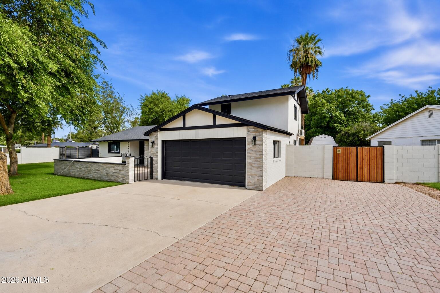 524 W HARMONT Drive
