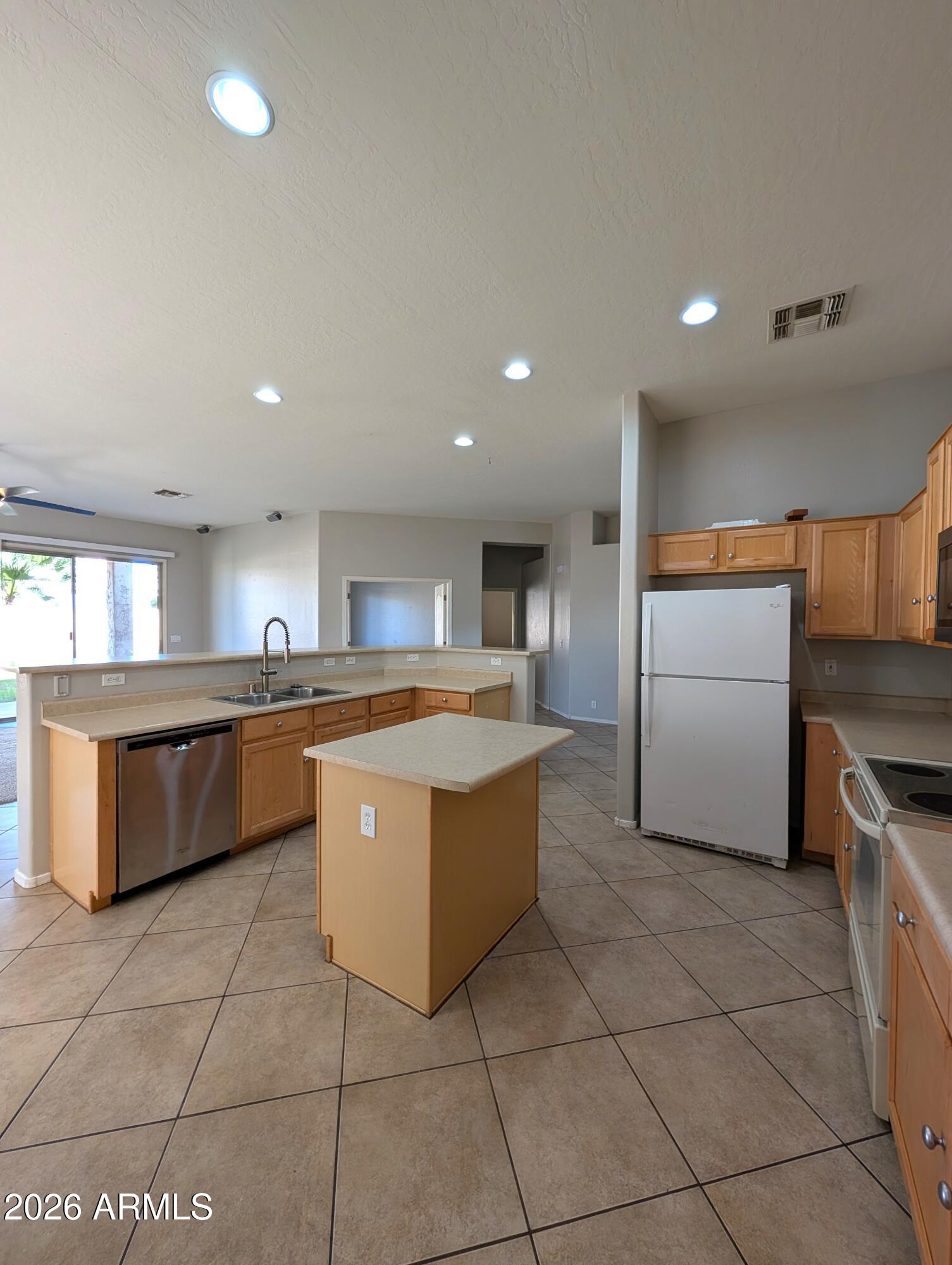 2224 E DETROIT Street