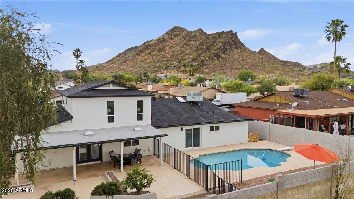 2218 E SUNNYSIDE Drive