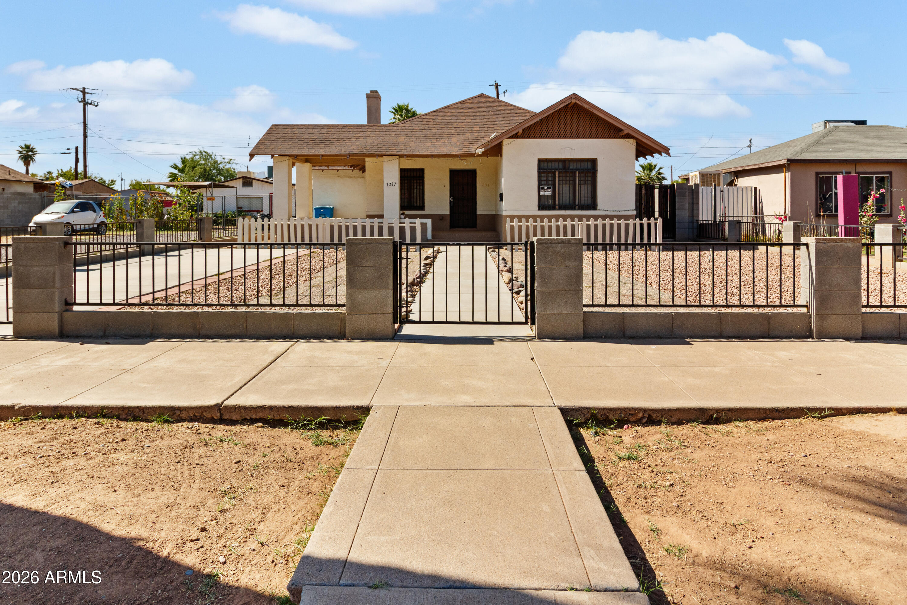 1237 E PIERCE Street