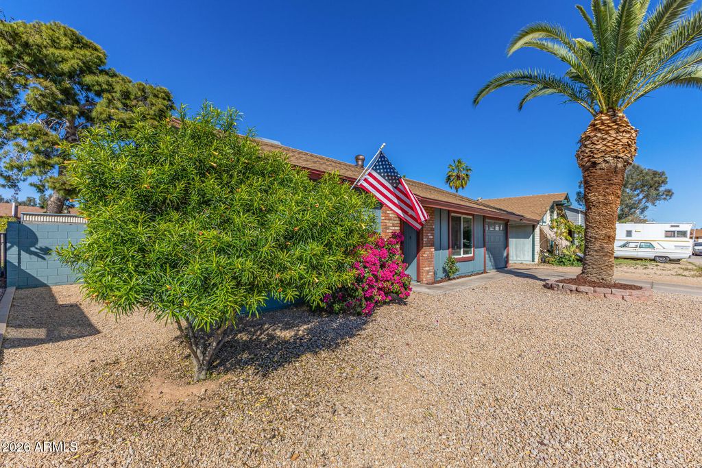 Photo of 5940 W Mauna Loa Lane, Glendale, AZ 85306 (MLS # 6995164)