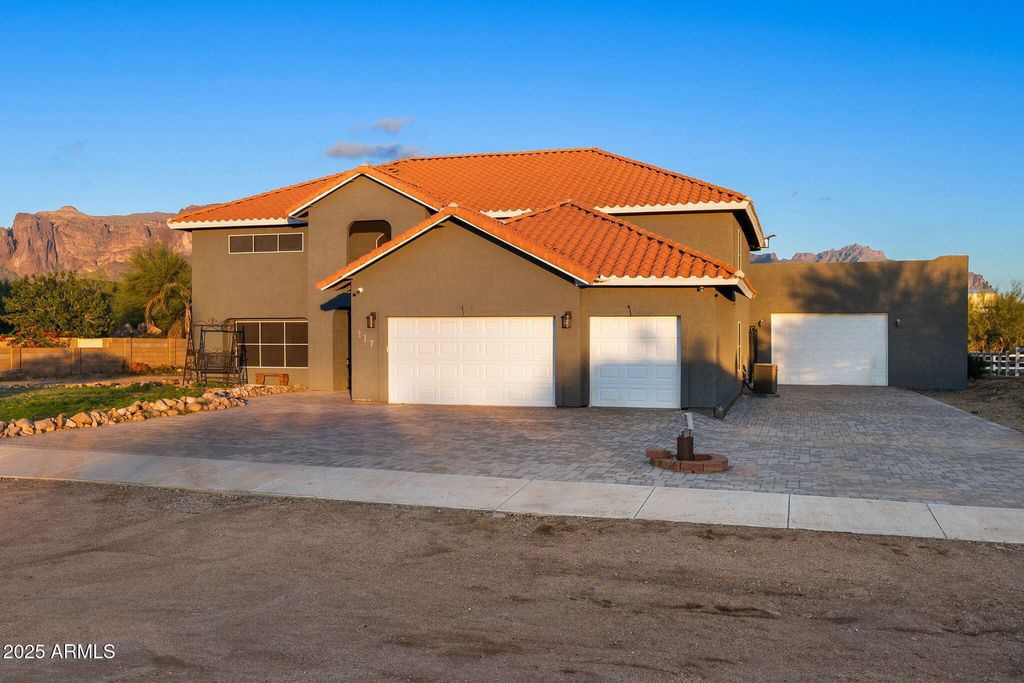 Photo of 117 N Arroya Road, Apache Junction, AZ 85119 (MLS # 6952331)