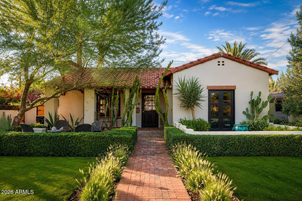 Photo of 61 W Wilshire Drive, Phoenix, AZ 85003 (MLS # 7079100)