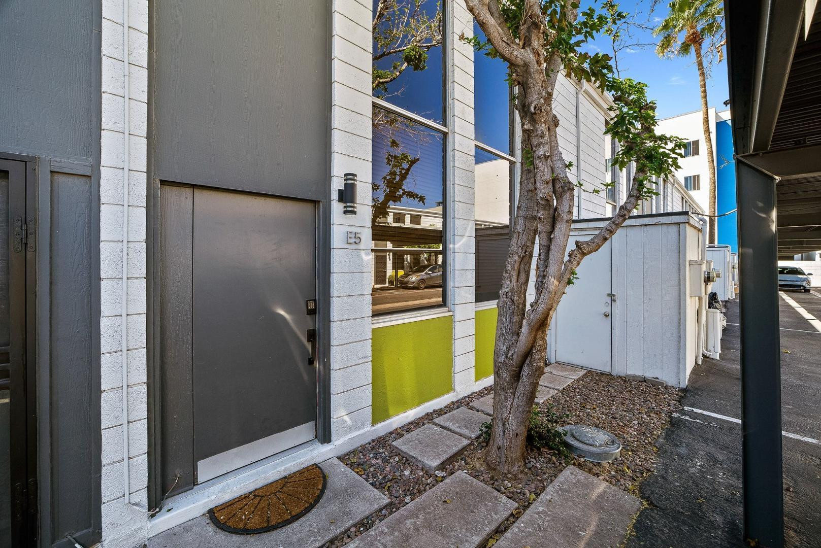 385 W Pierson Street E5