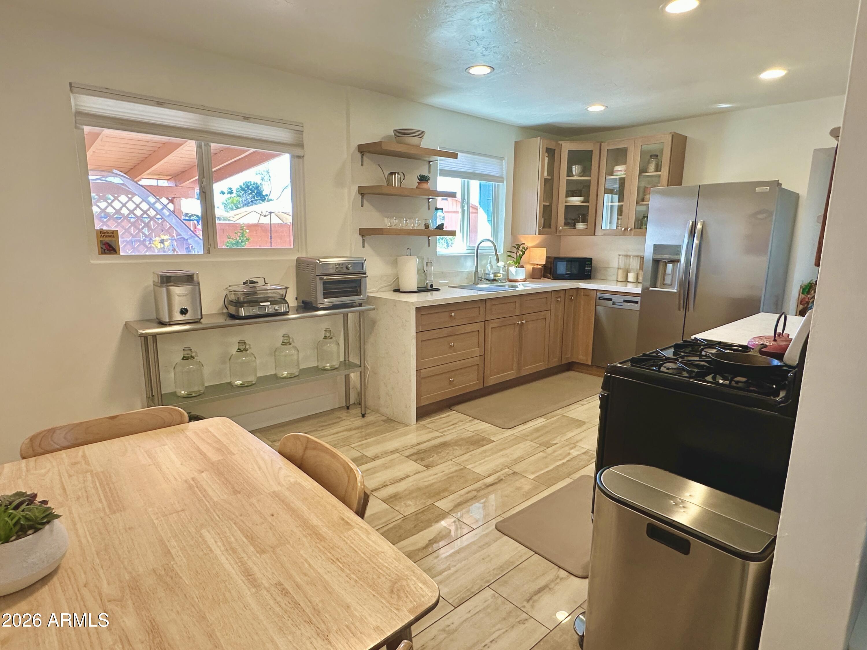413 W CARON Street W