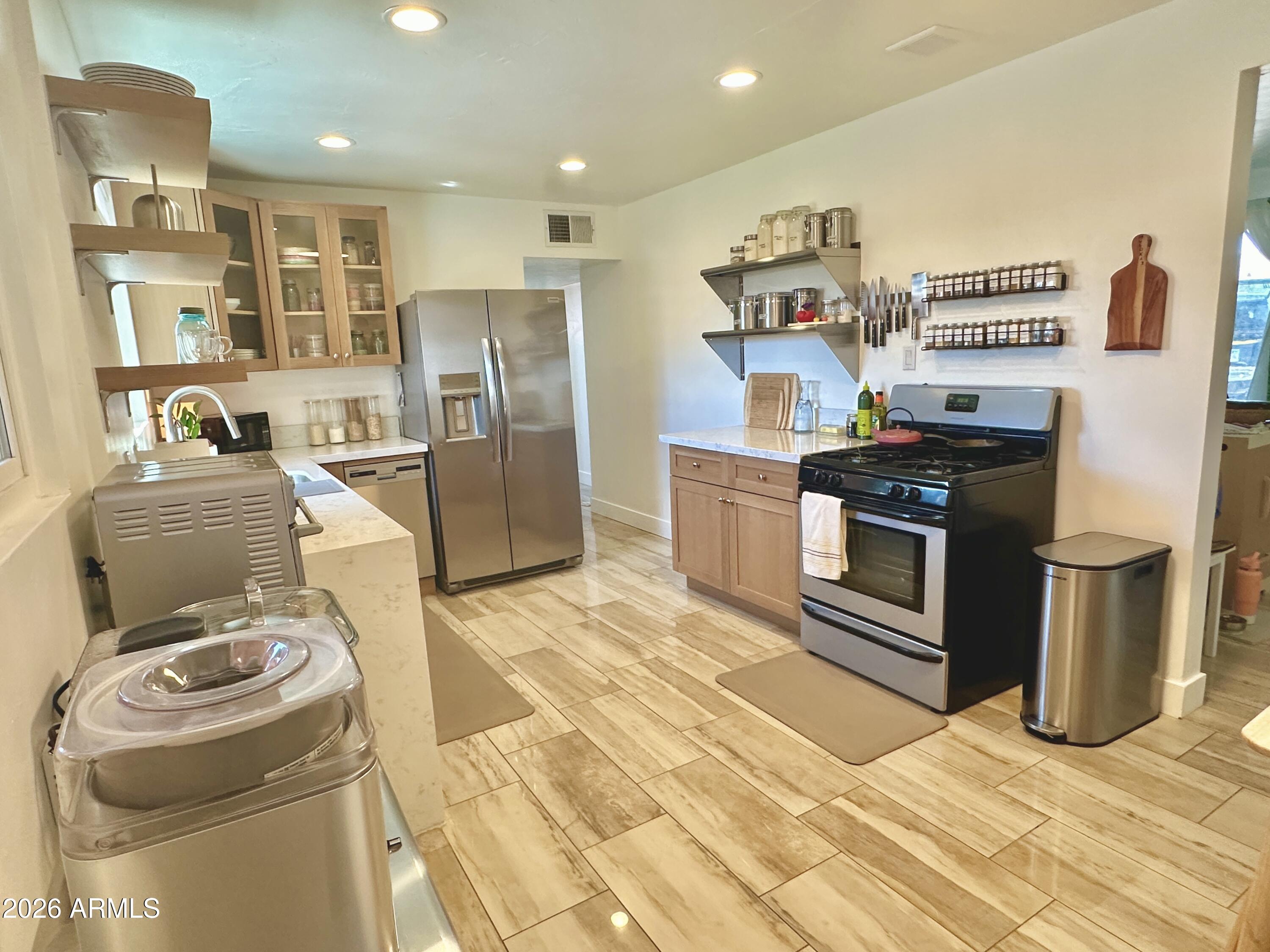 413 W CARON Street W