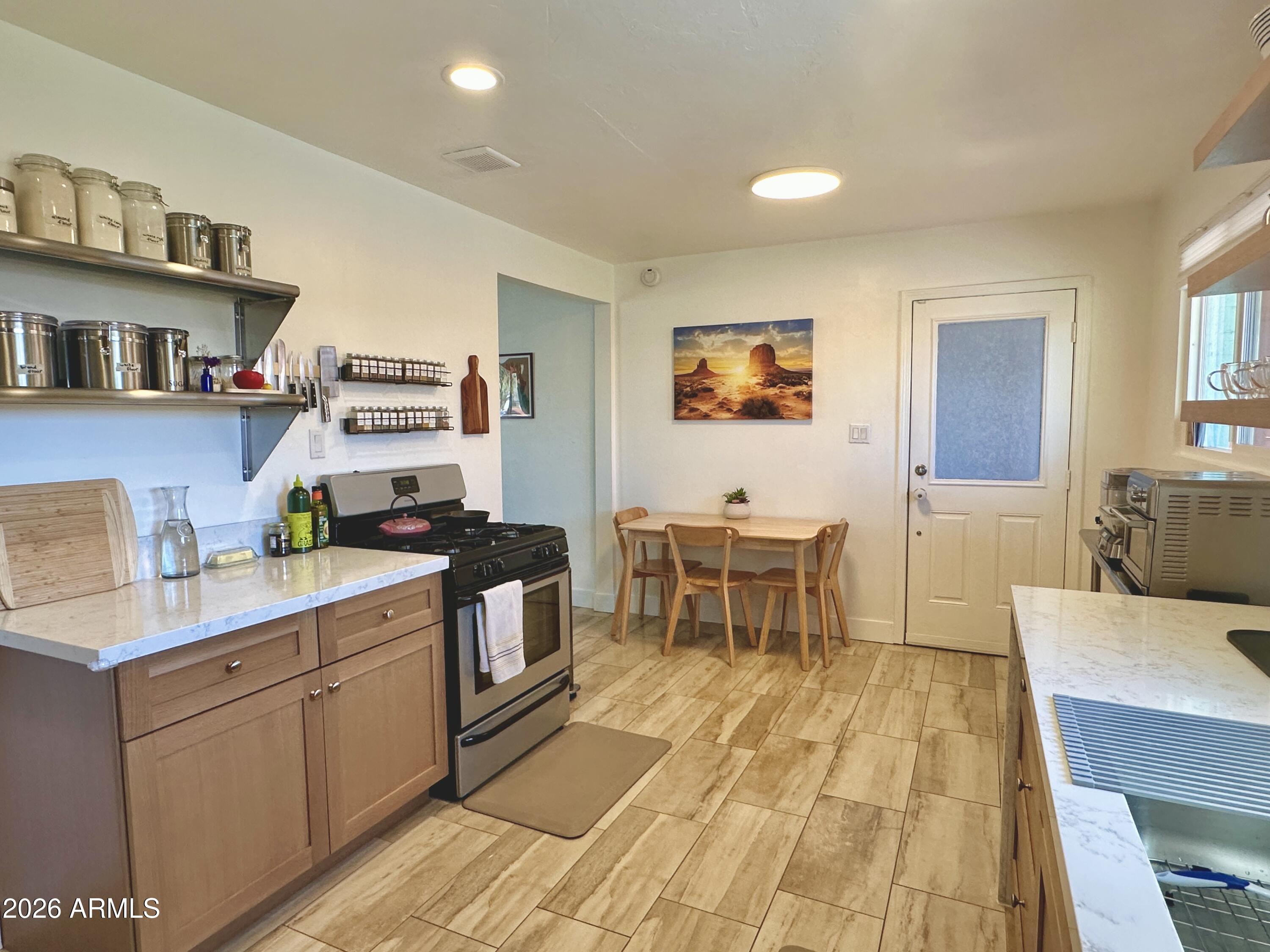 413 W CARON Street W