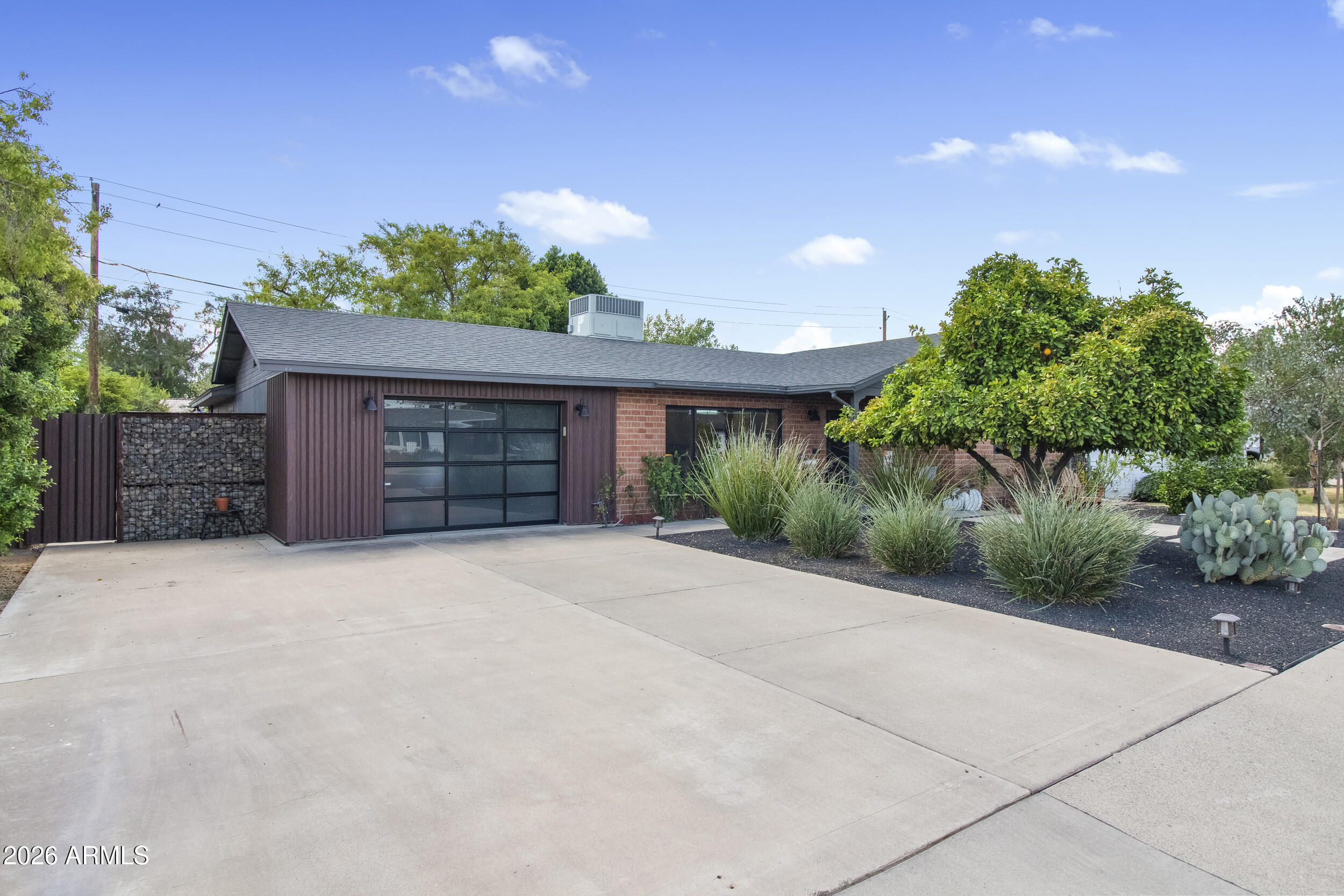 1837 E MINNEZONA Avenue