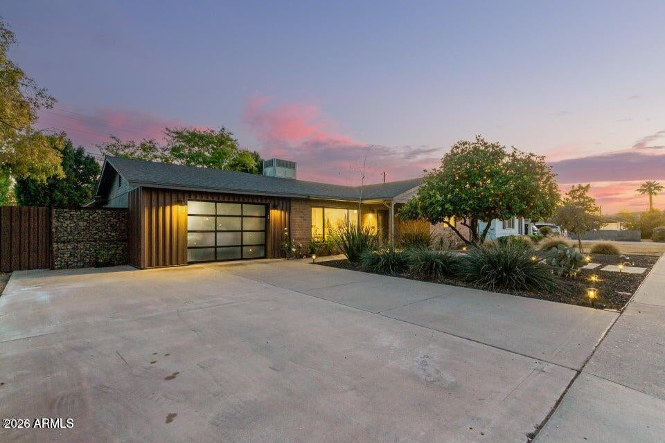 1837 E MINNEZONA Avenue