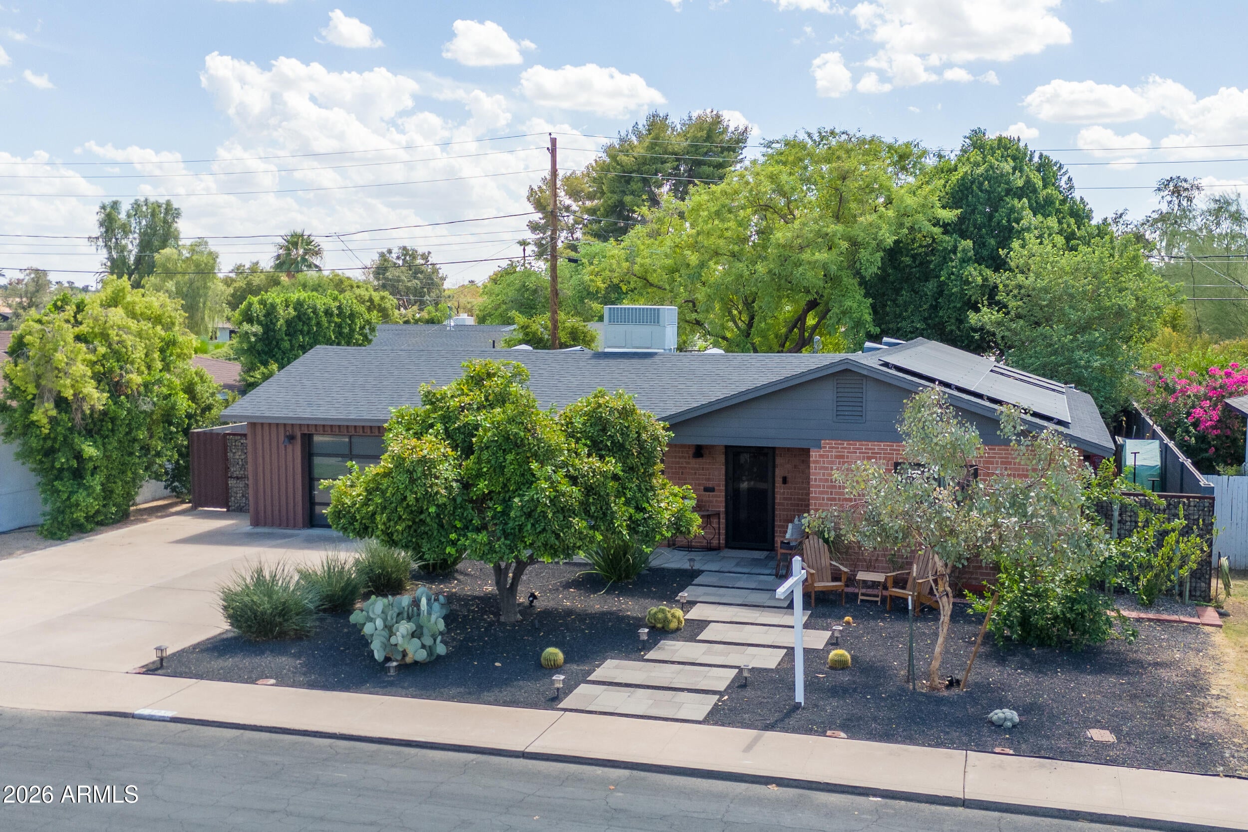 1837 E MINNEZONA Avenue