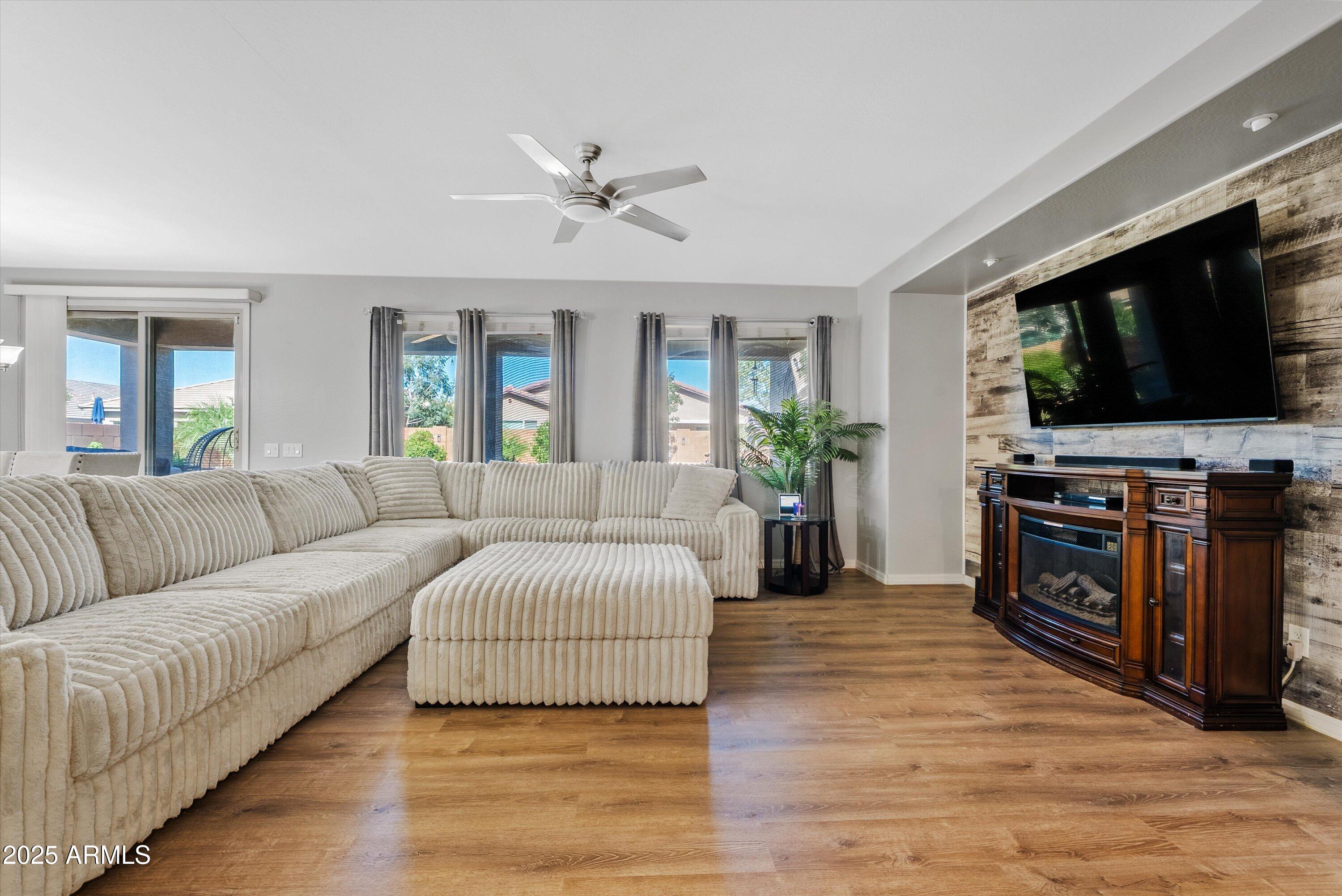 78 W WHITE OAK Avenue