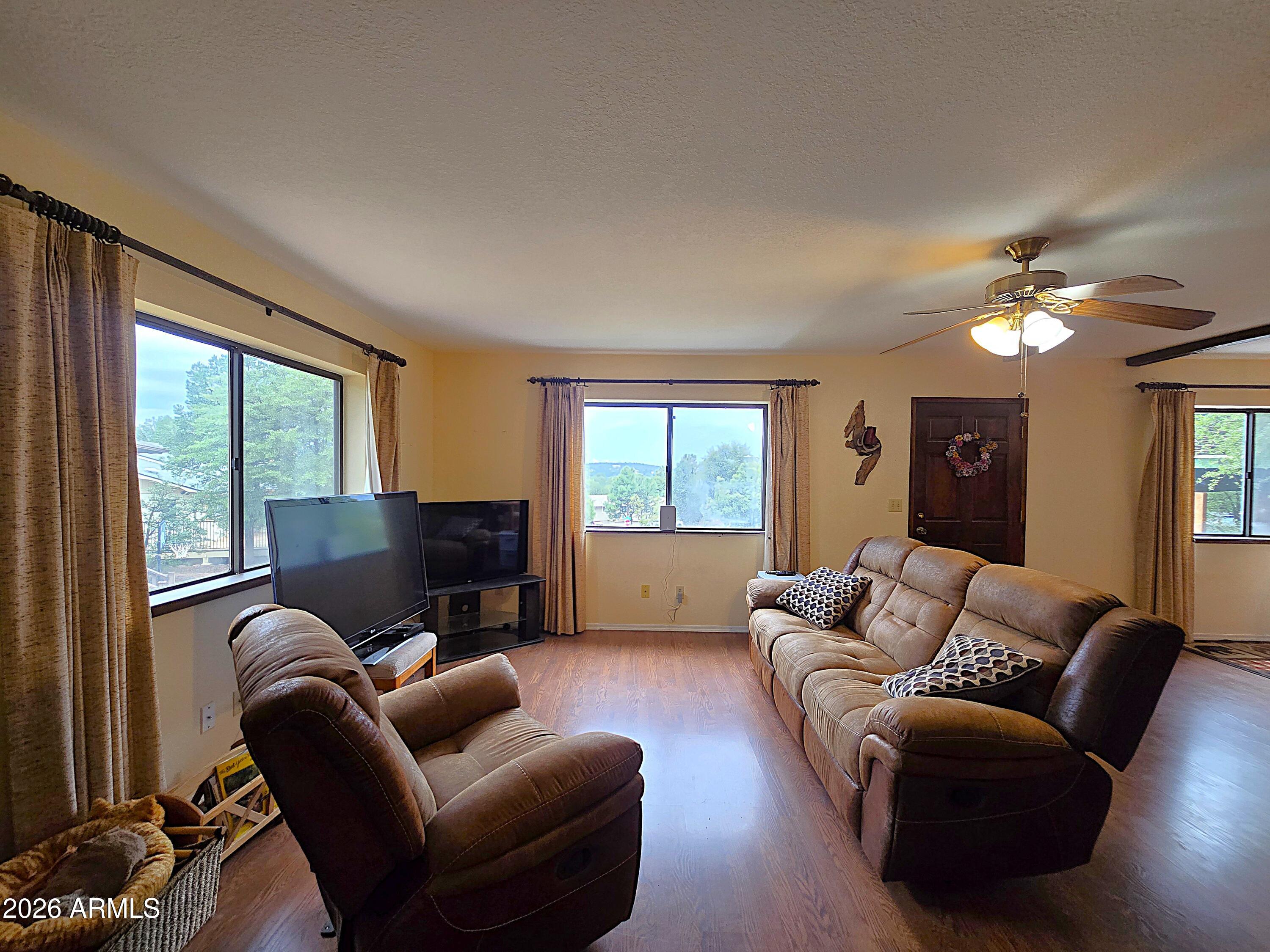 Properties 607 E Drowsey Circle