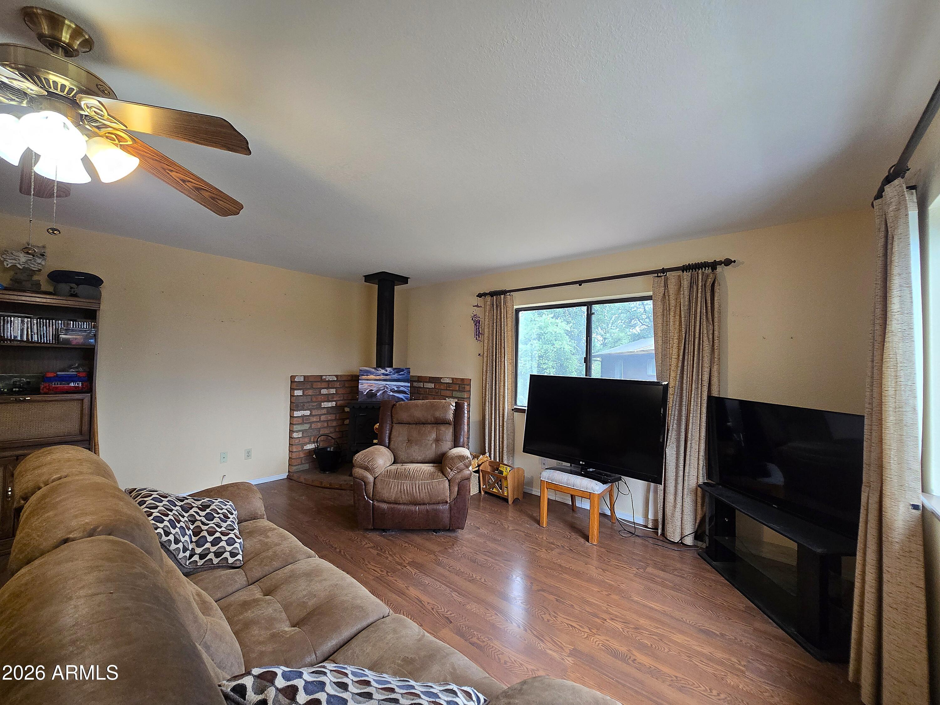 Properties 607 E Drowsey Circle