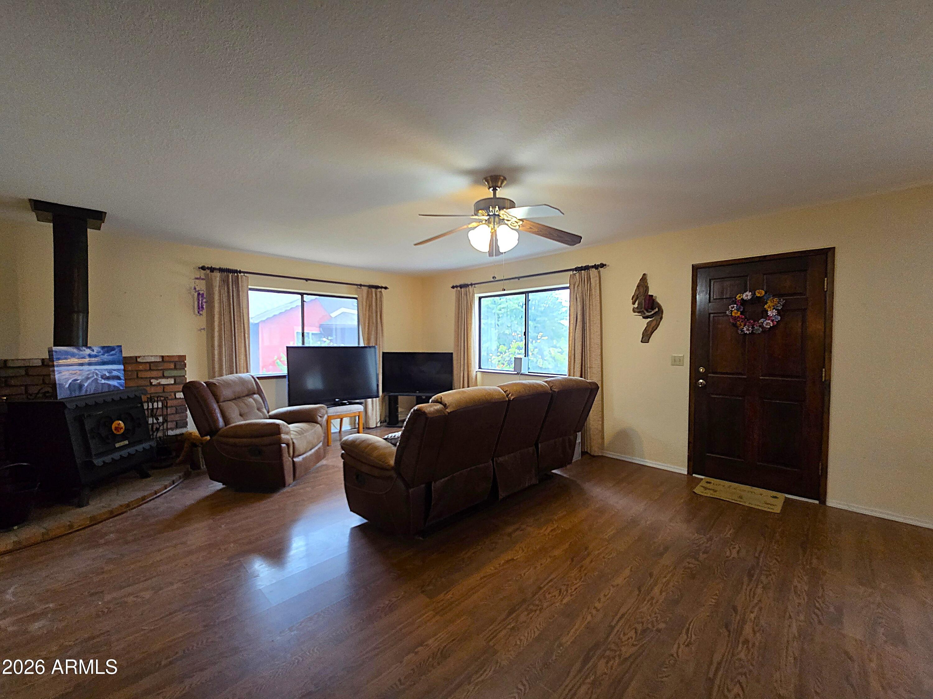 Properties 607 E Drowsey Circle