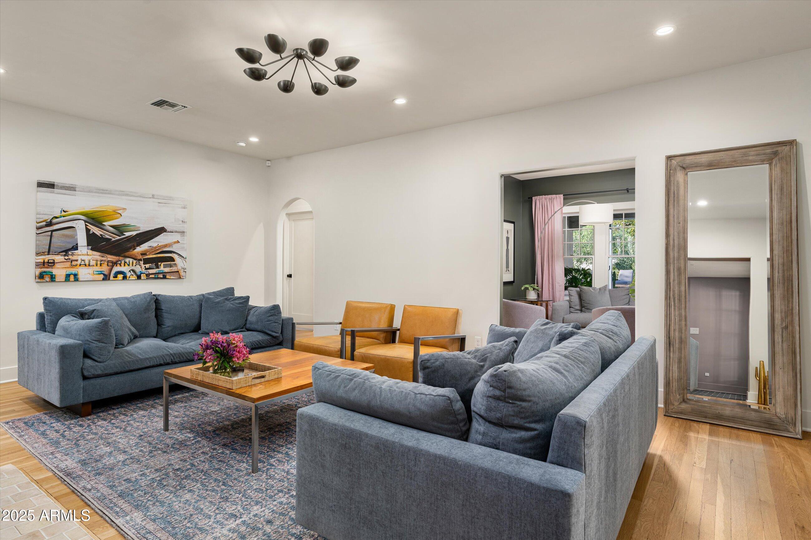 30 W PASADENA Avenue