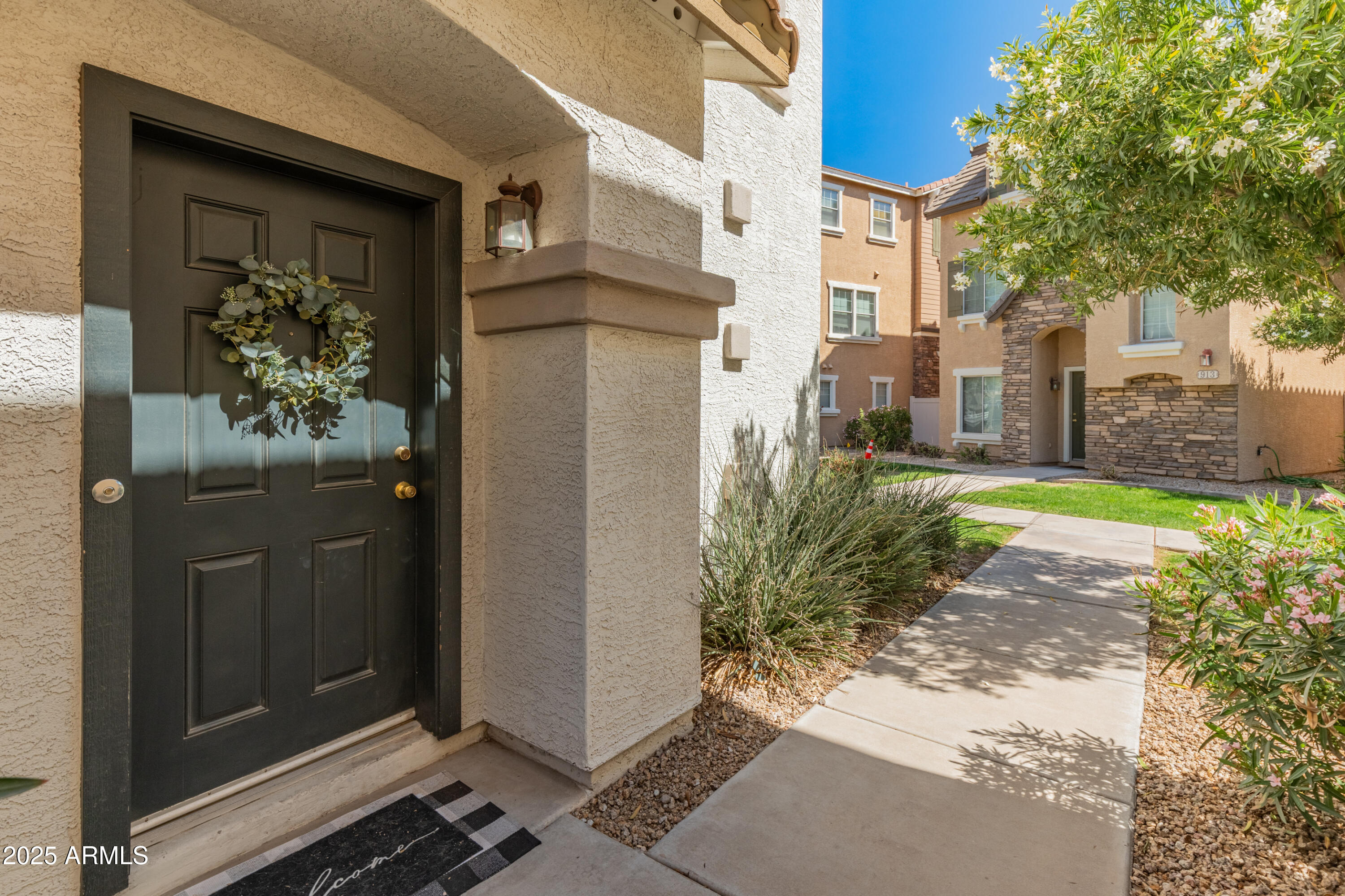 927 W WENDY Way