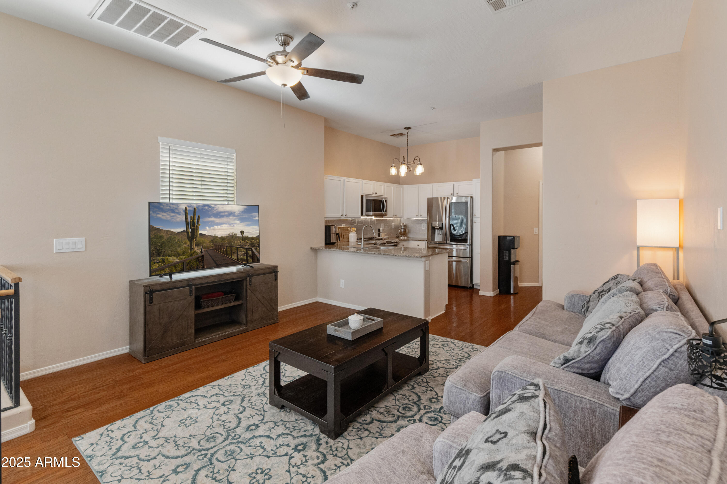 927 W WENDY Way
