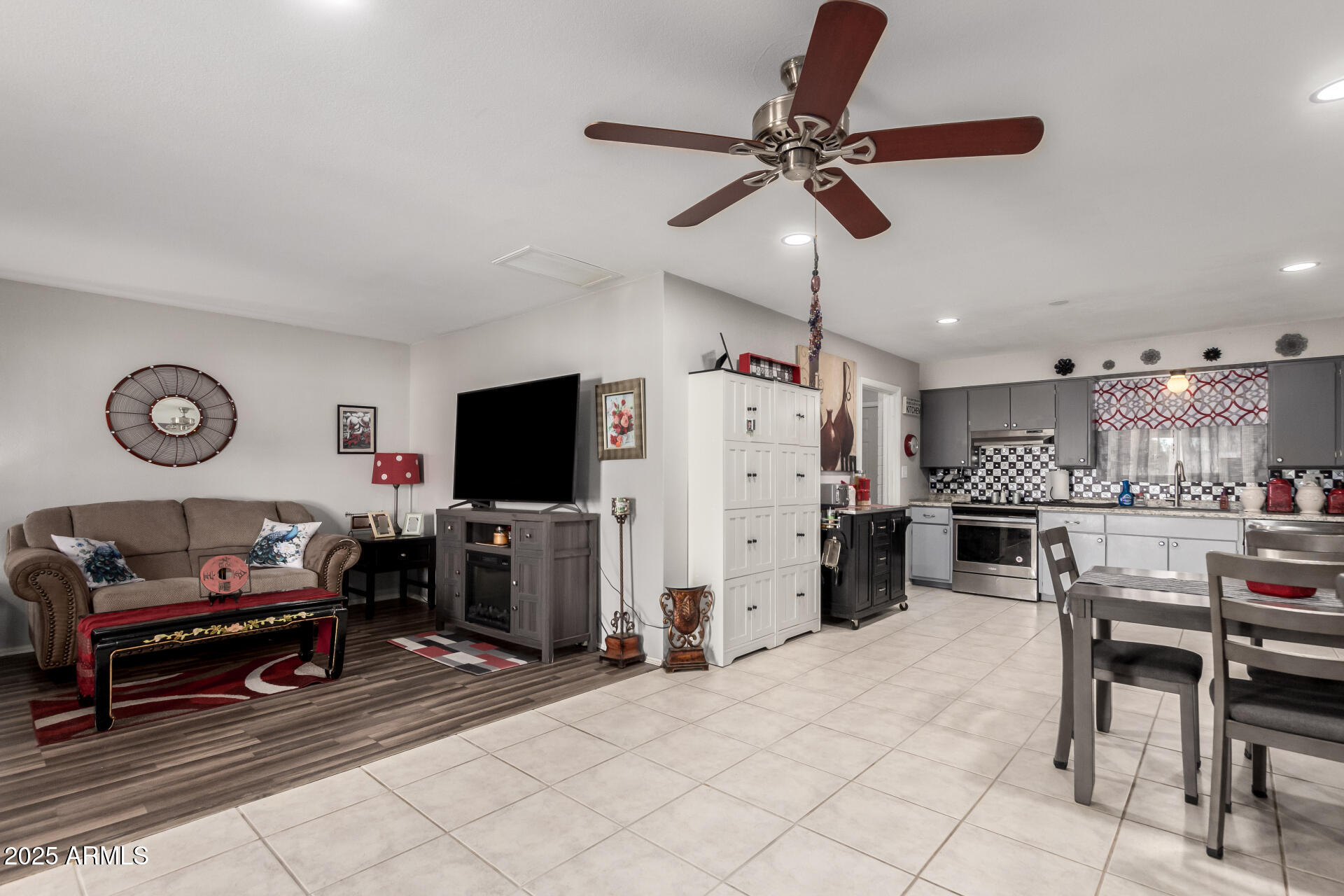 711 E LAUREL Drive 17