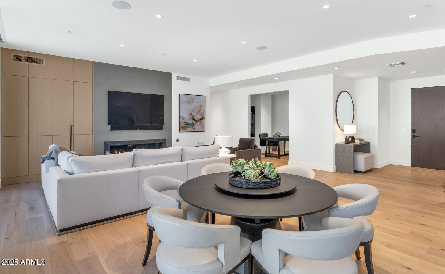 5000 N CAMELBACK RIDGE Road 407