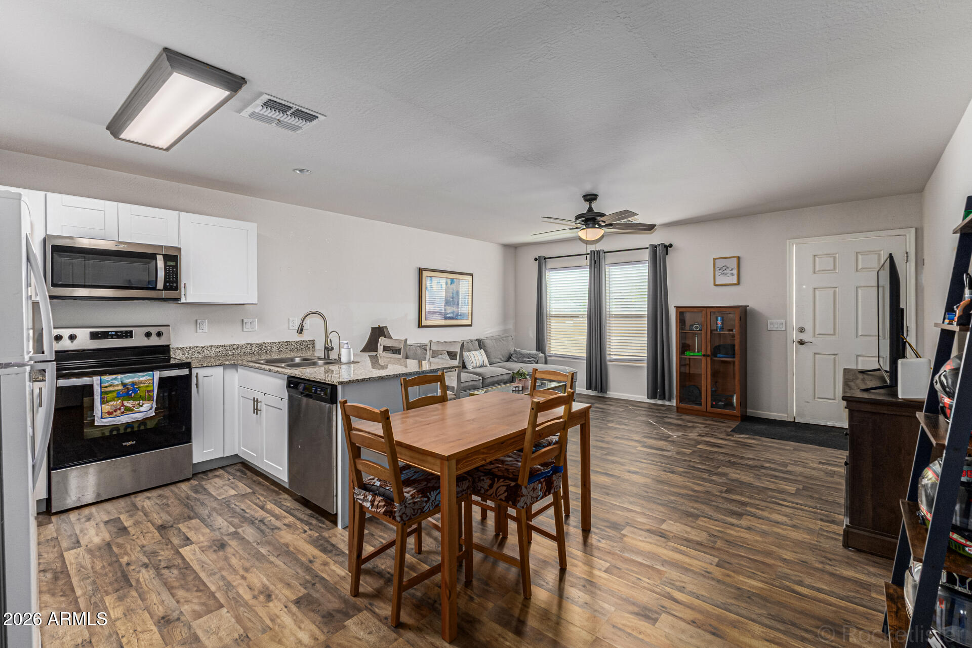 118 W DEWEY Avenue