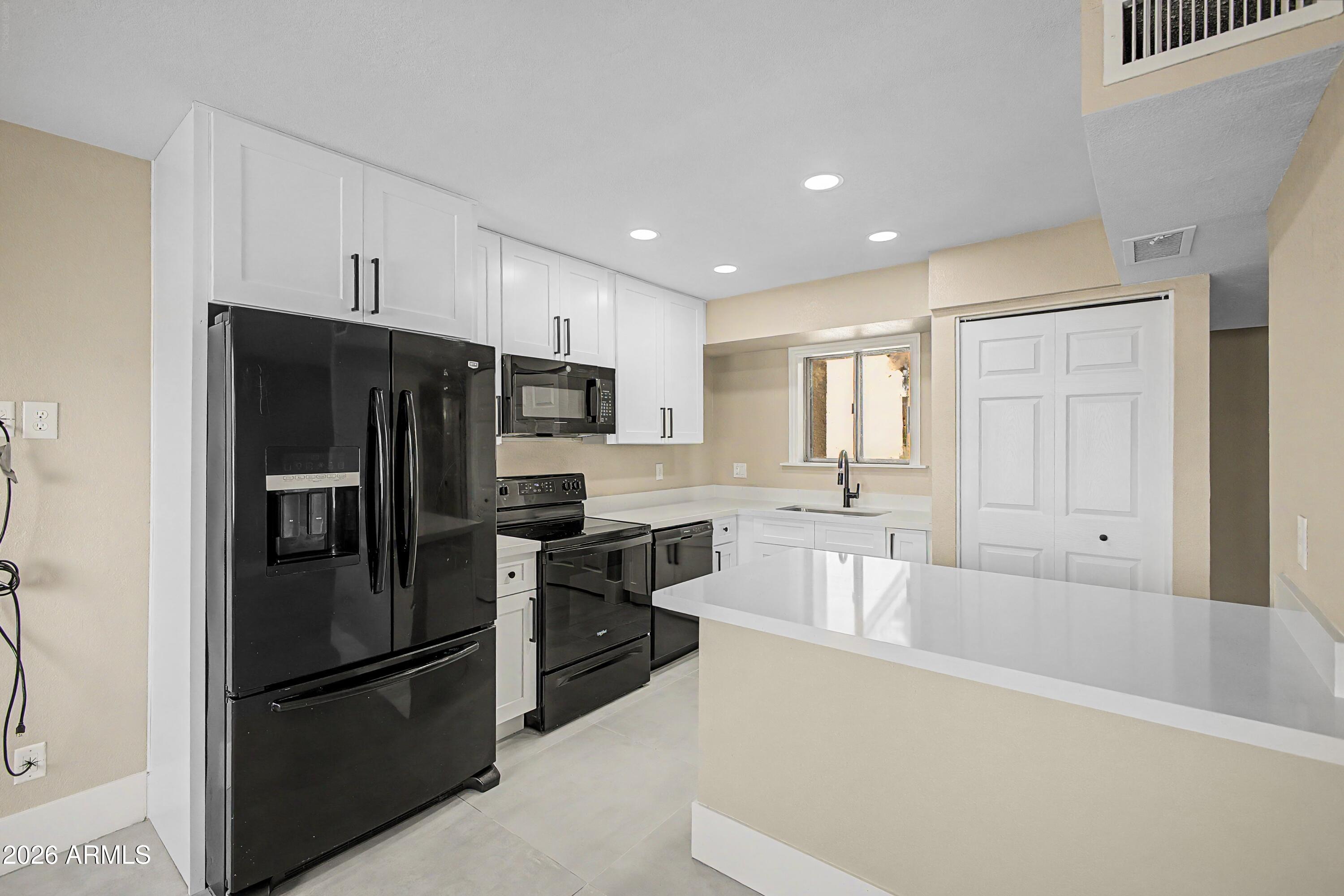 440 E HIDALGO Avenue