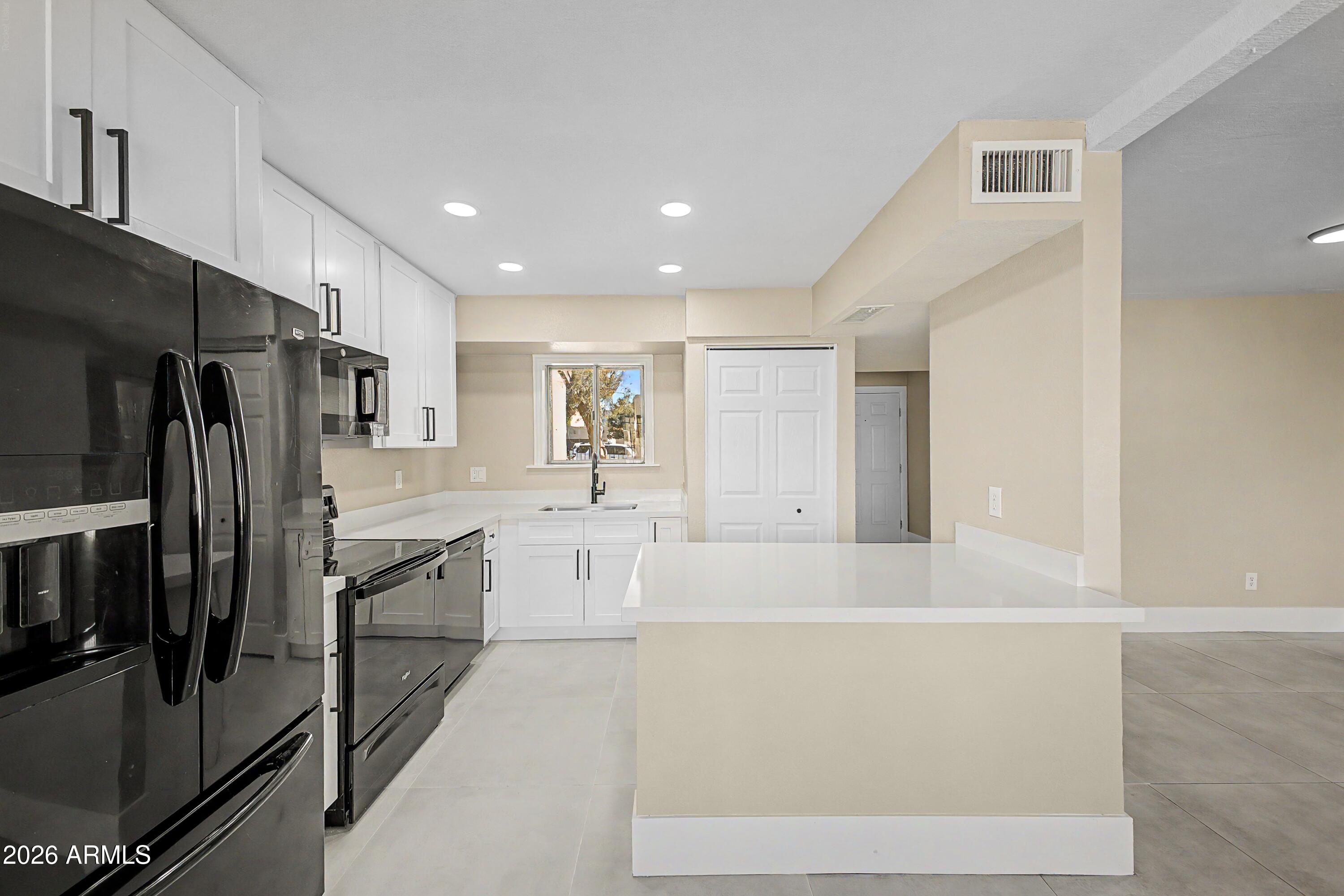 440 E HIDALGO Avenue