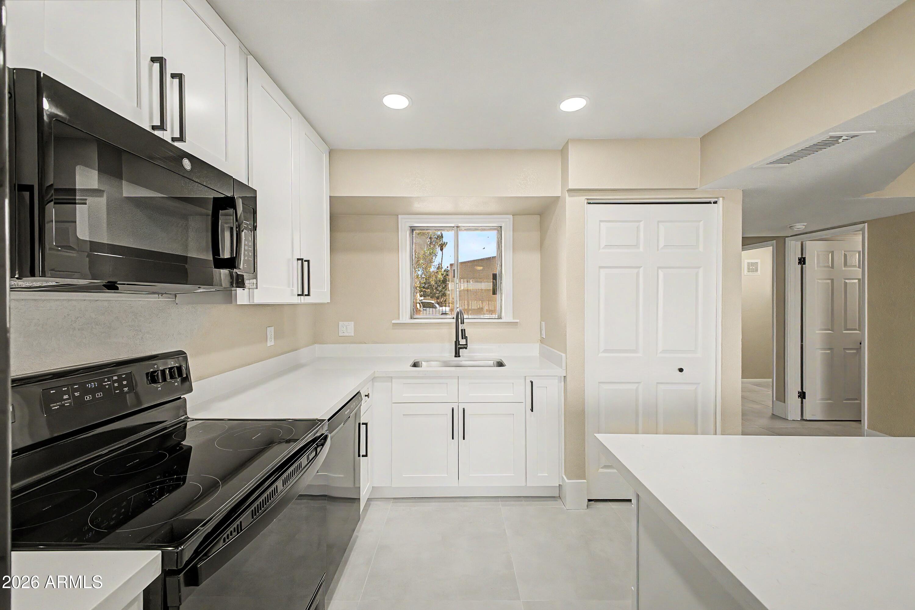 440 E HIDALGO Avenue