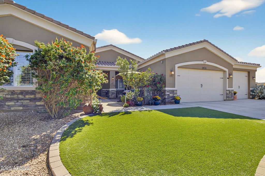 Photo of 1913 W Laurie Lane, San Tan Valley, AZ 85144 (MLS # 6935883)