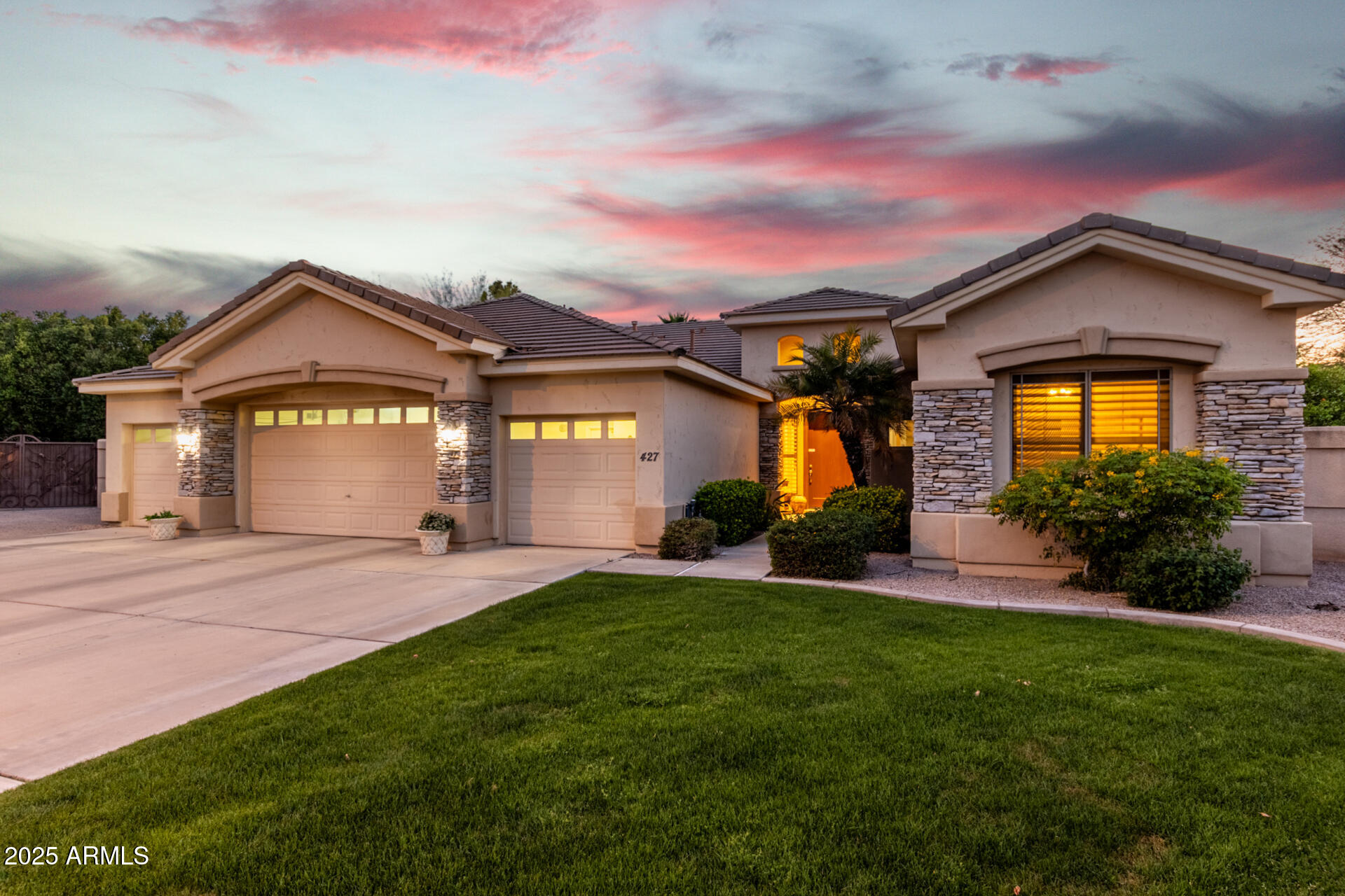427 W LOUIS Way