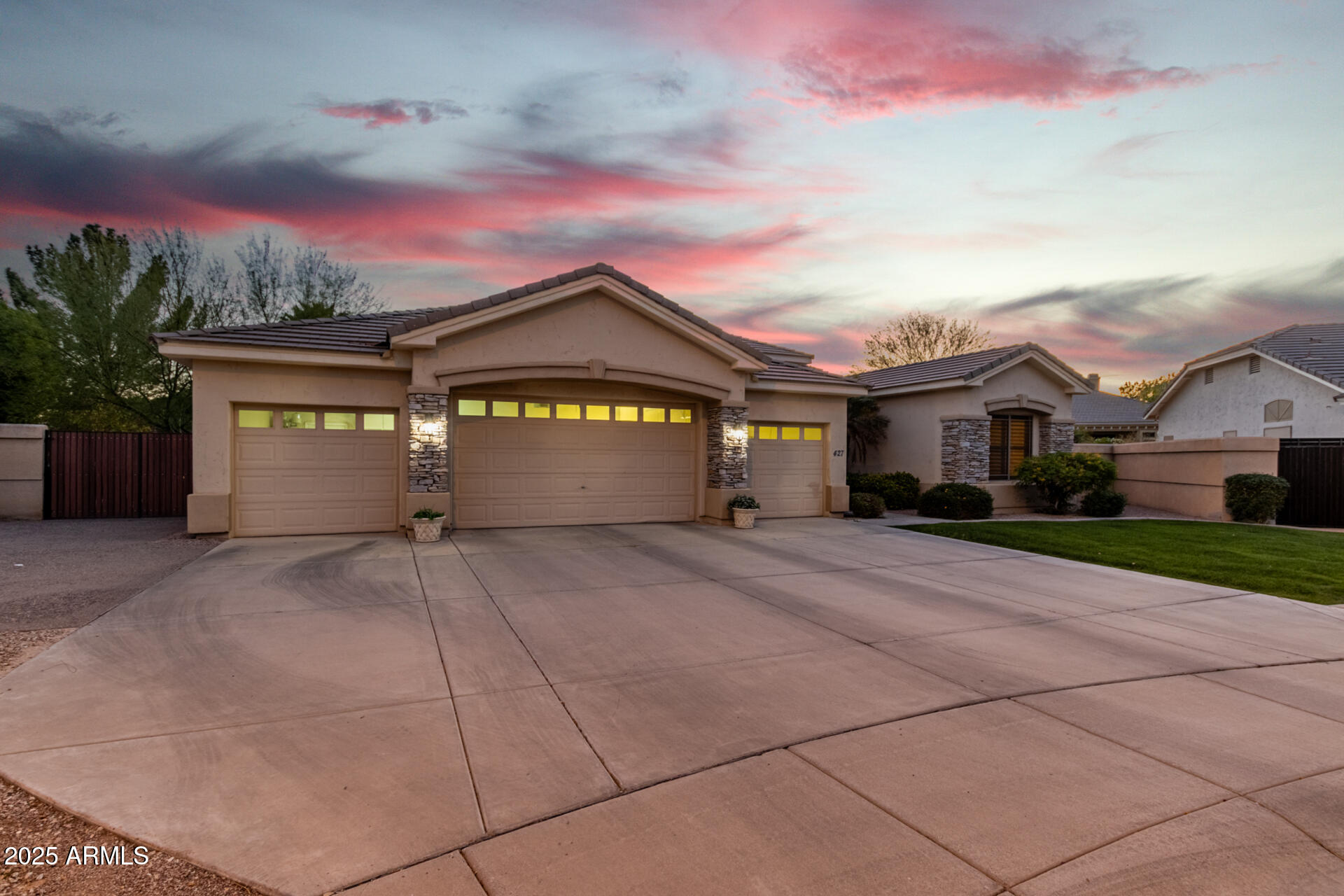 427 W LOUIS Way