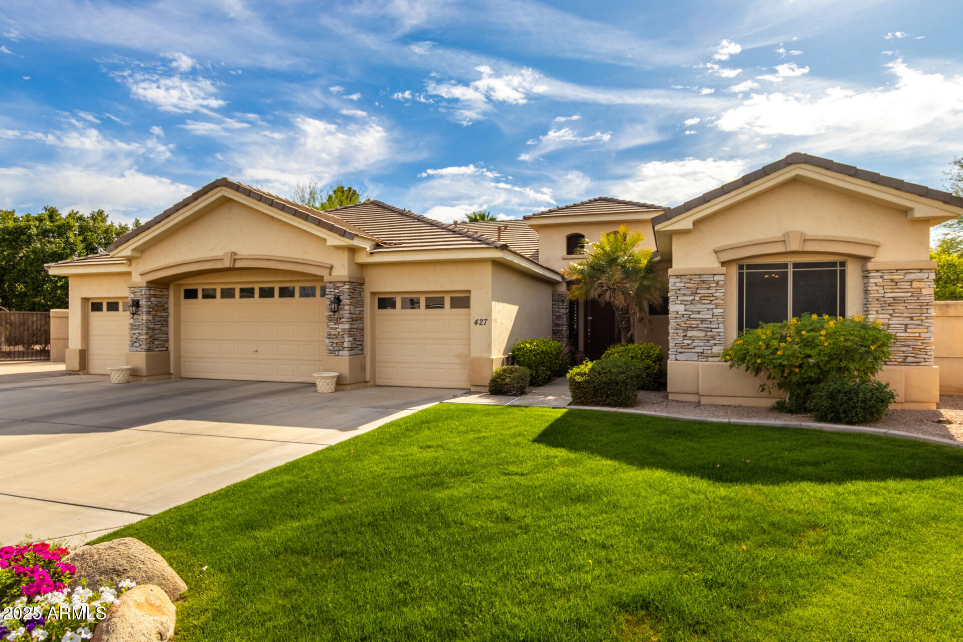 427 W LOUIS Way