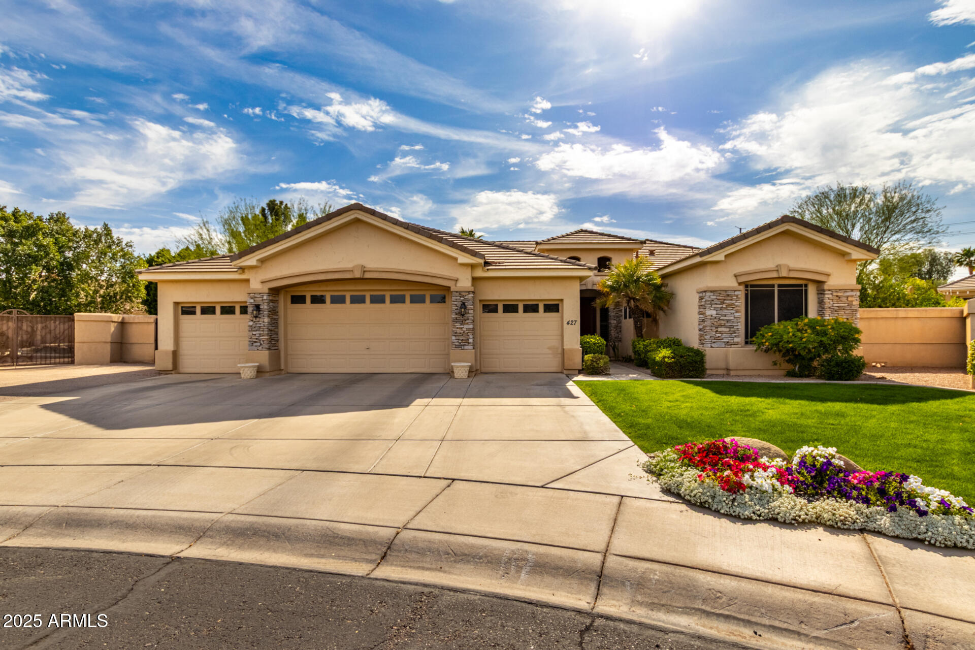 427 W LOUIS Way