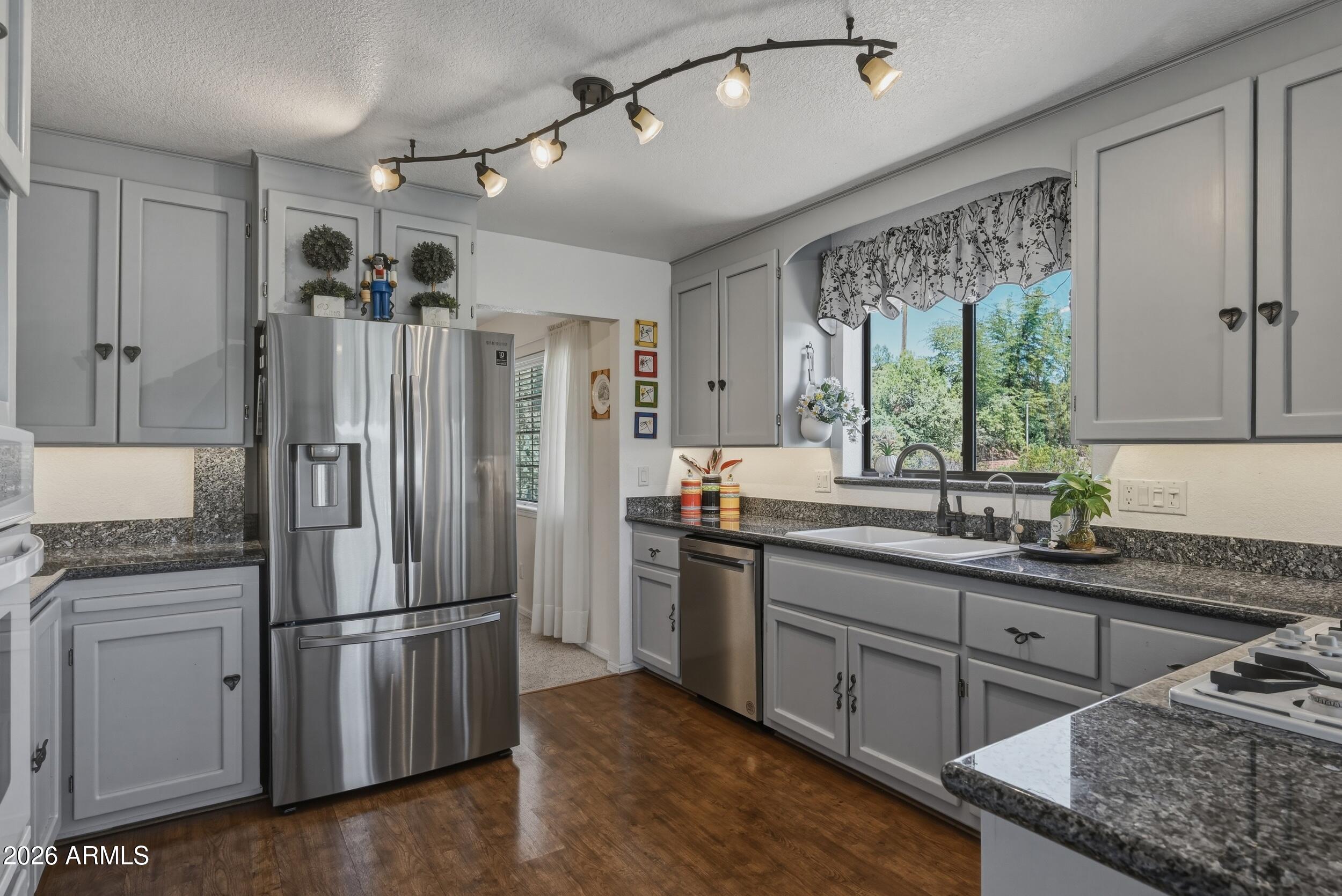COUNTRY CLUB ESTATES - Residential