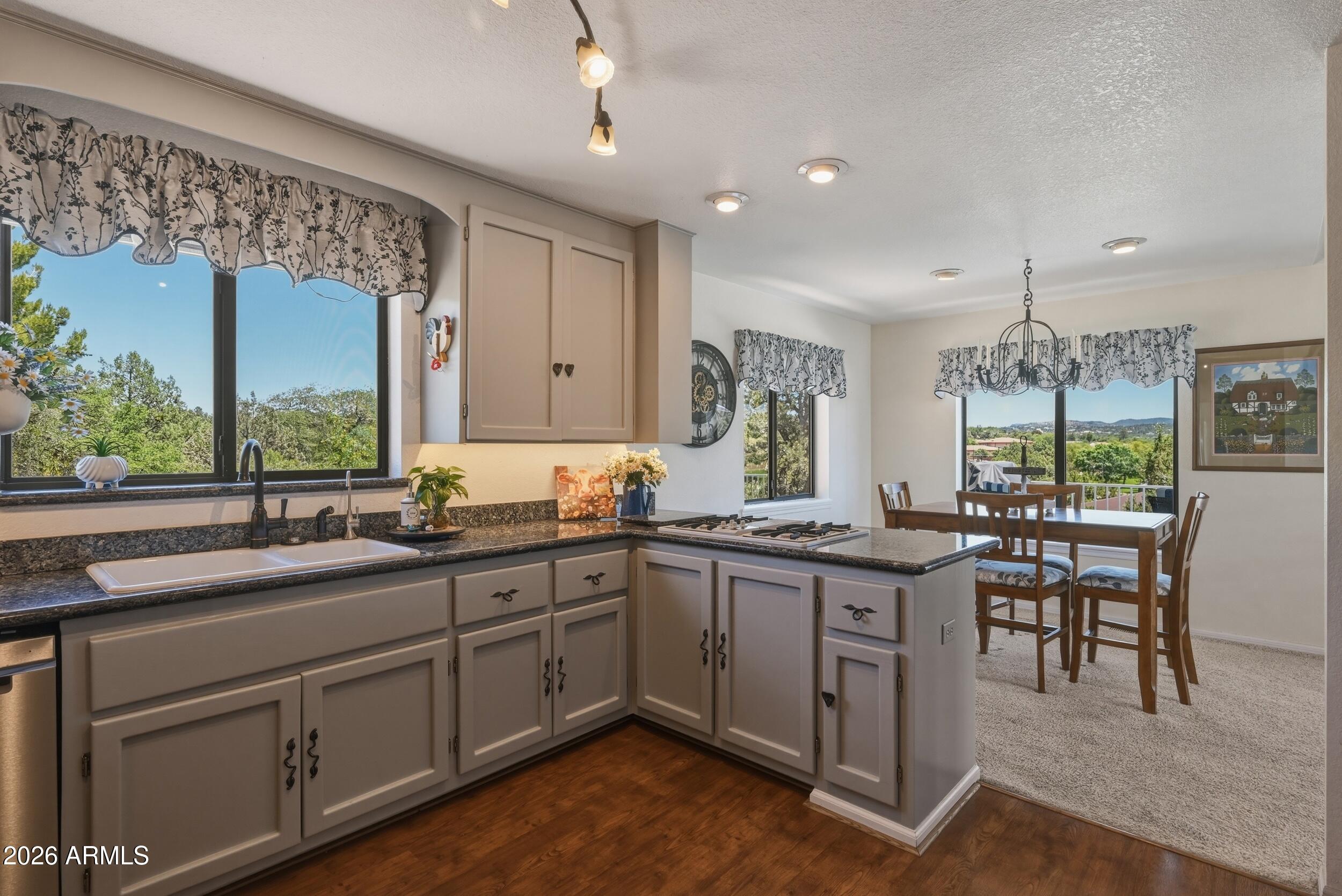 COUNTRY CLUB ESTATES - Residential