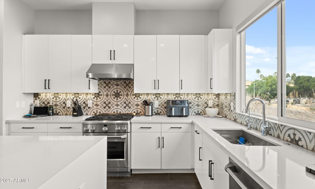 Photo of 1717 E Morten Avenue #5, Phoenix, AZ 85020 (MLS # 6974350)