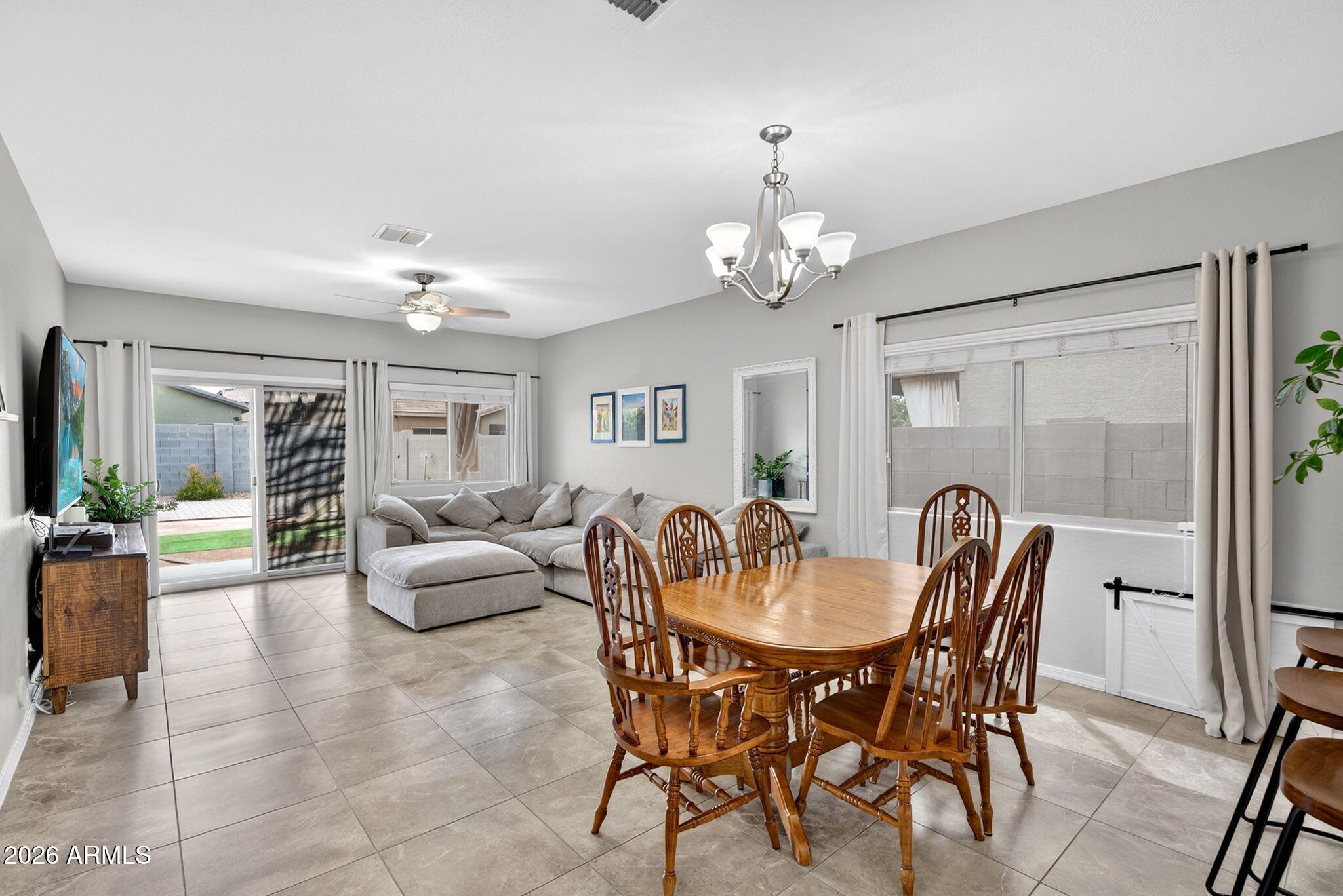 823 W LEADWOOD Avenue