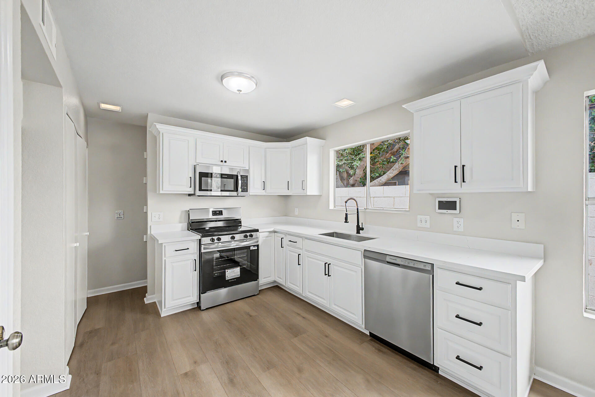 906 E ESCUDA Drive