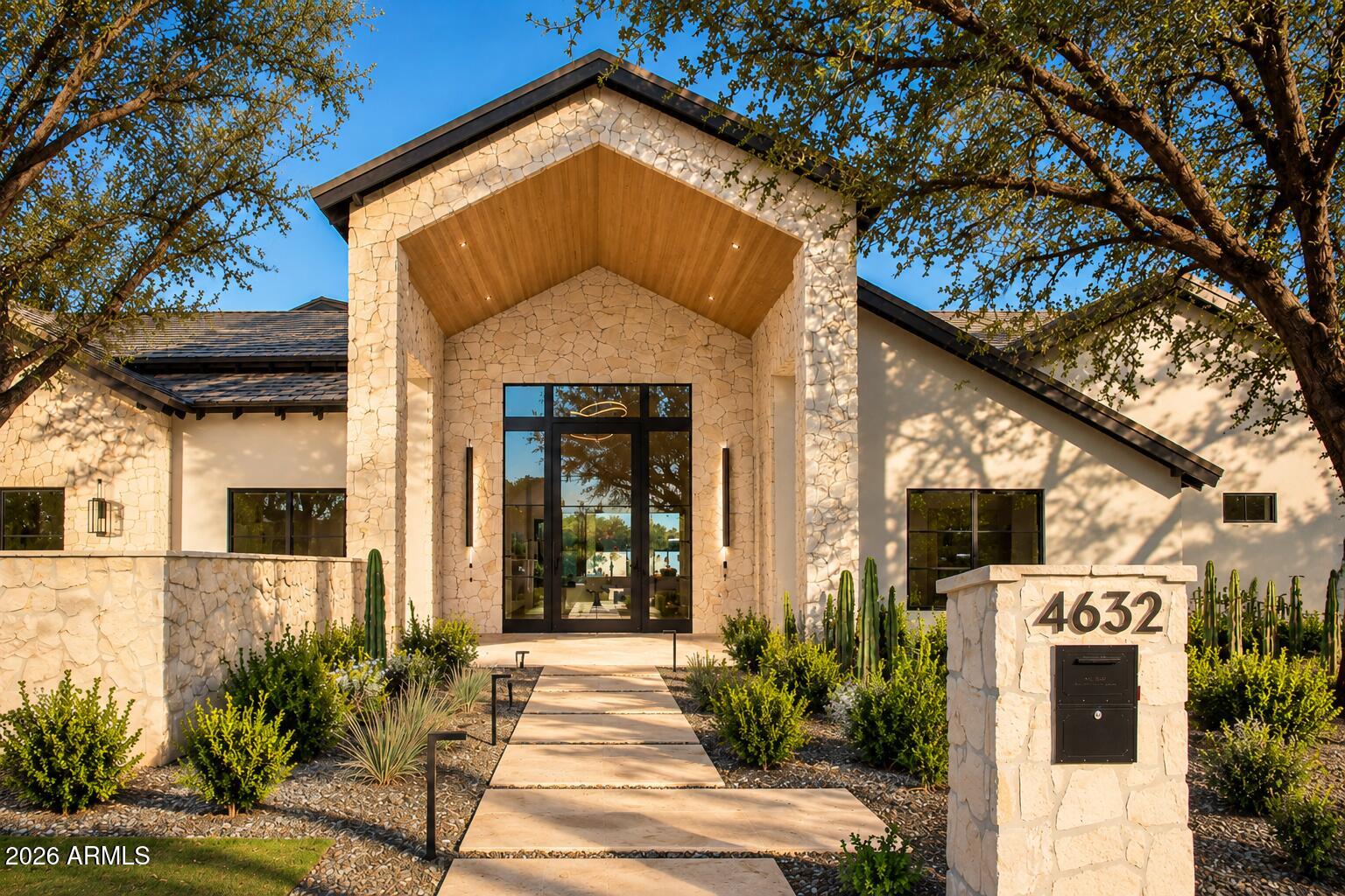 4632 N ROYAL PALM Circle