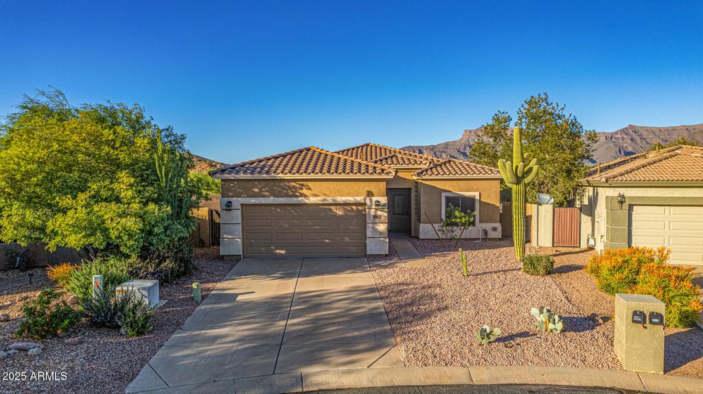 Photo of 6862 E San Cristobal Way, Gold Canyon, AZ 85118 (MLS # 6938873)