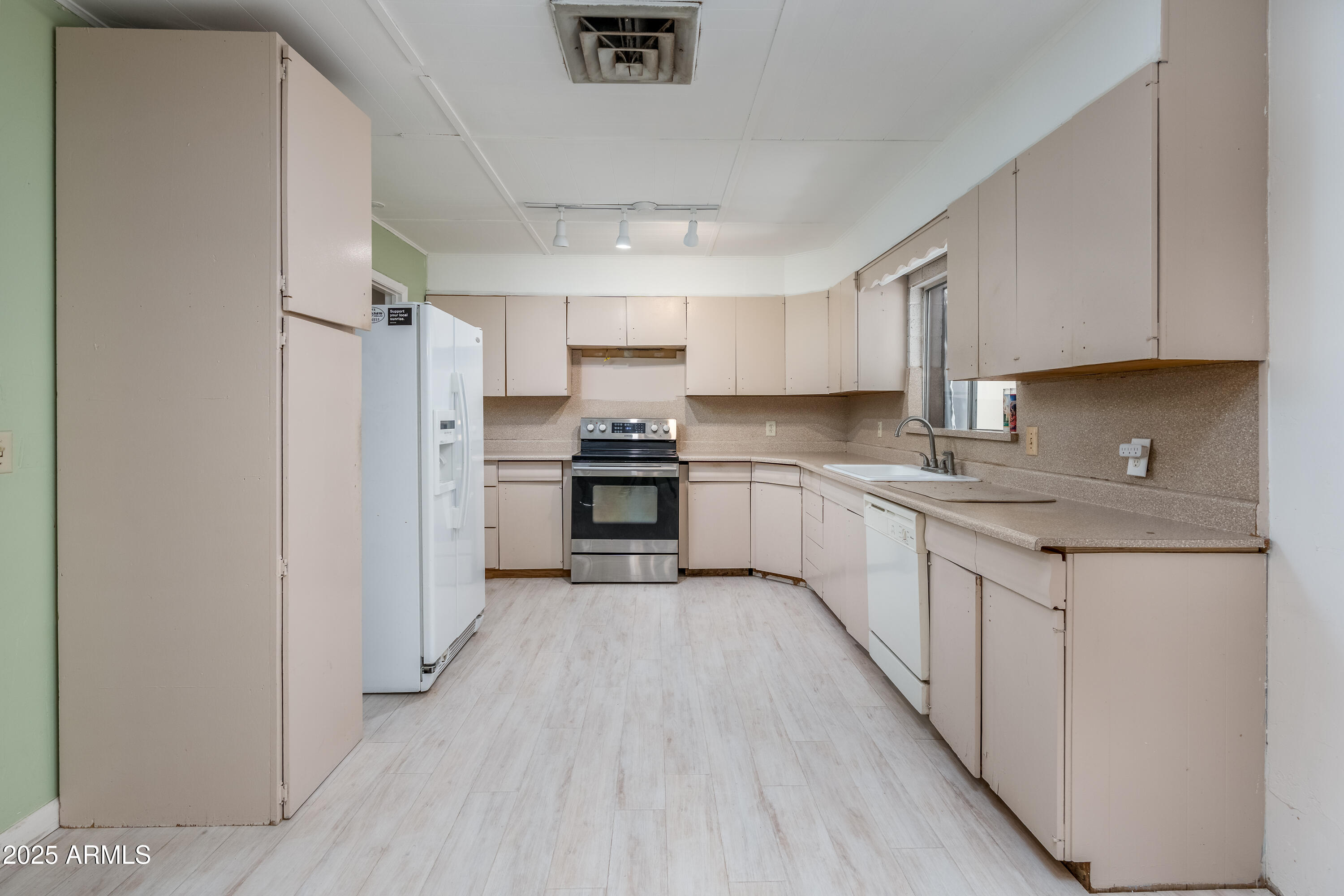 Rimrock, Arizona 86335, United States, 3 Bedrooms Bedrooms, ,2 BathroomsBathrooms,Residential,Active,206163