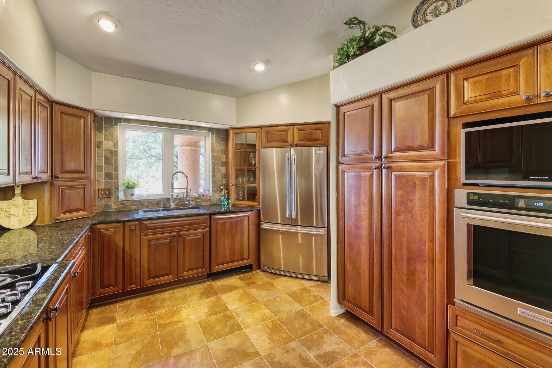EXECUTIVE ACRES - Residential
