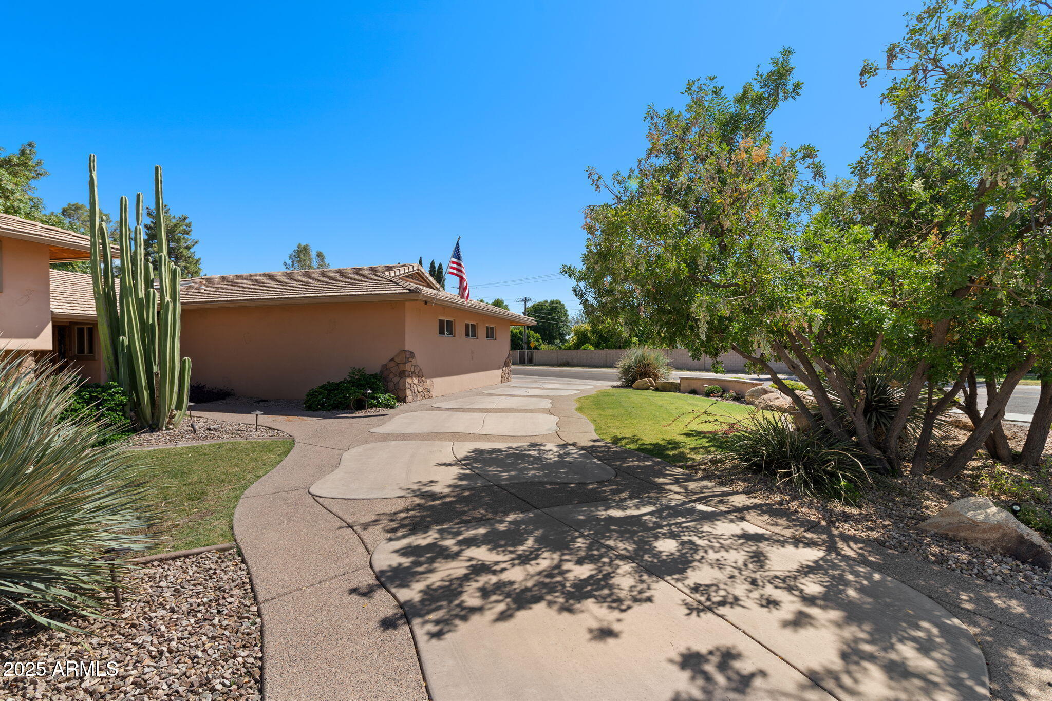 8601 E HIGHLAND Avenue