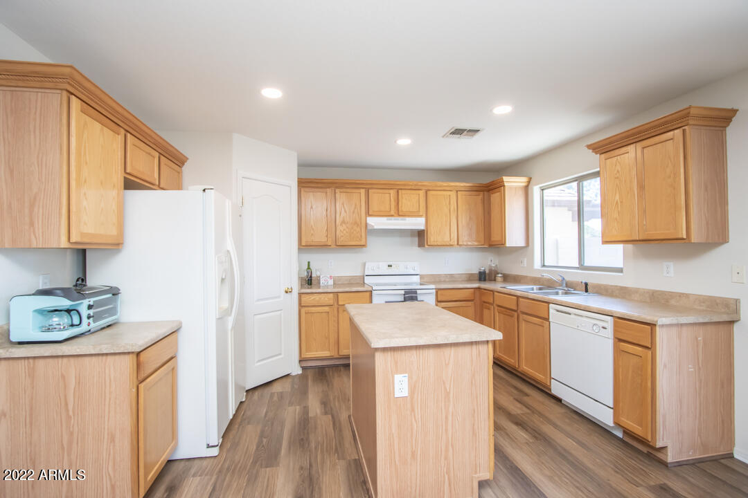 1831 W DESERT SEASONS Drive