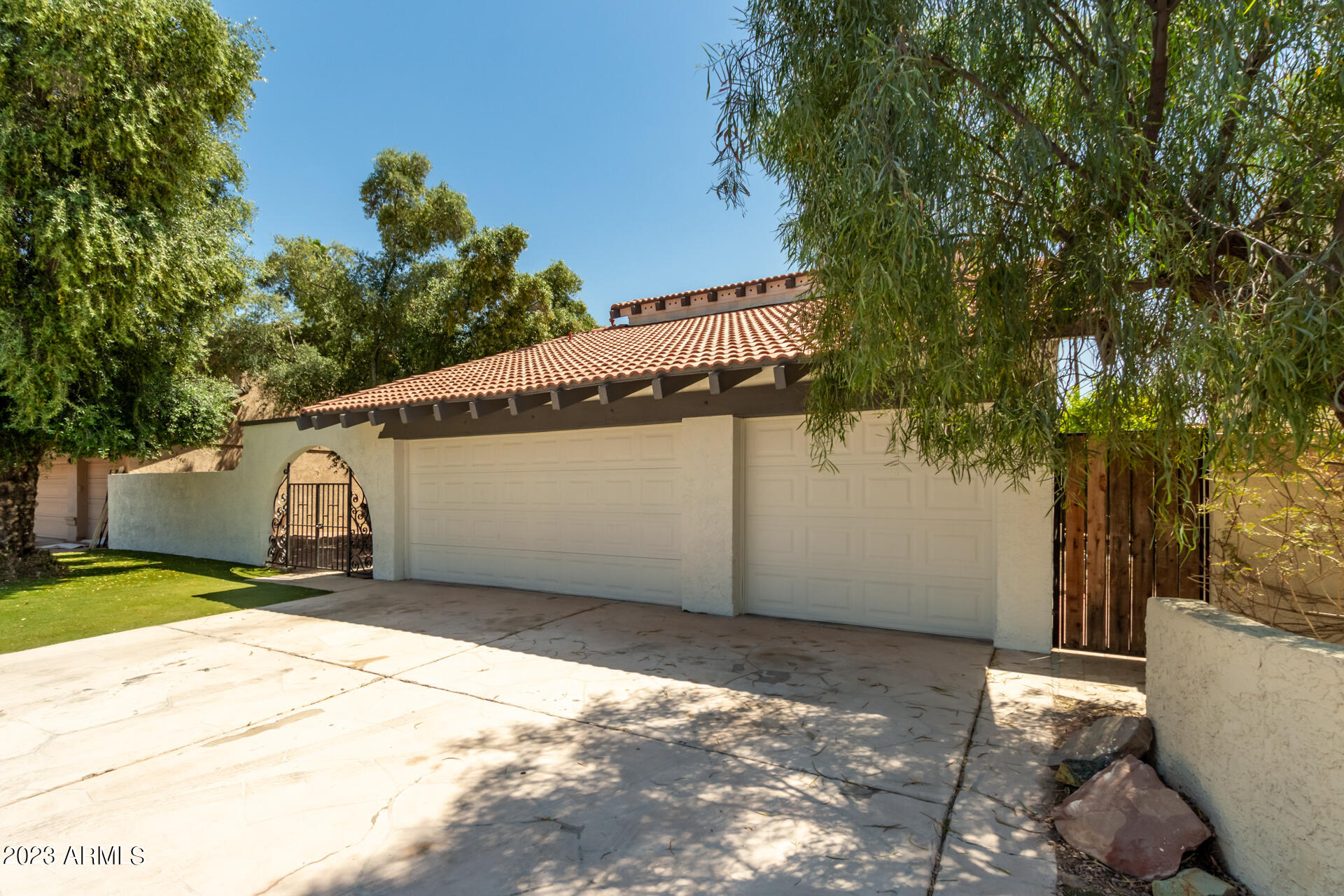 1337 E NORTHSHORE Drive