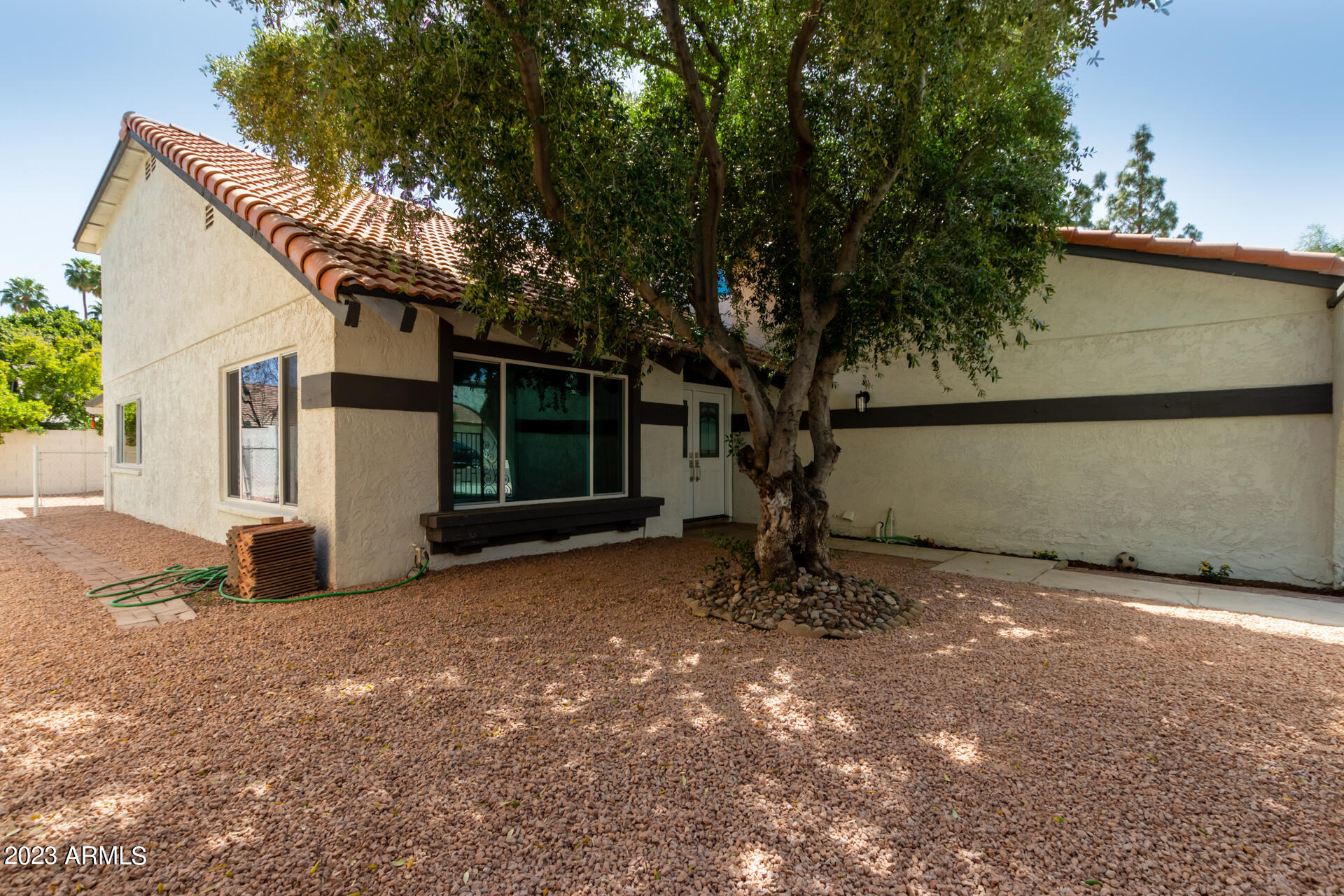 1337 E NORTHSHORE Drive