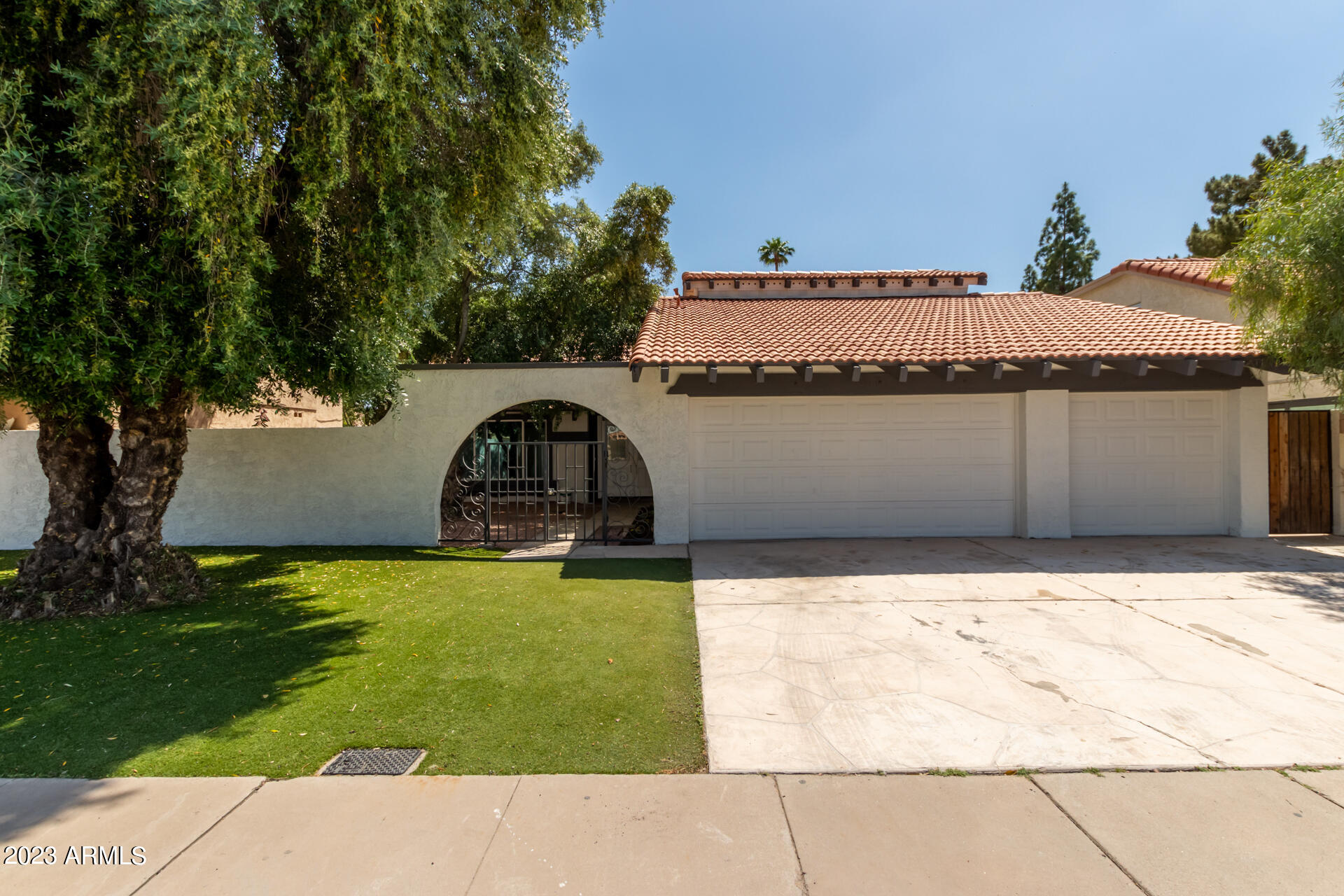 1337 E NORTHSHORE Drive