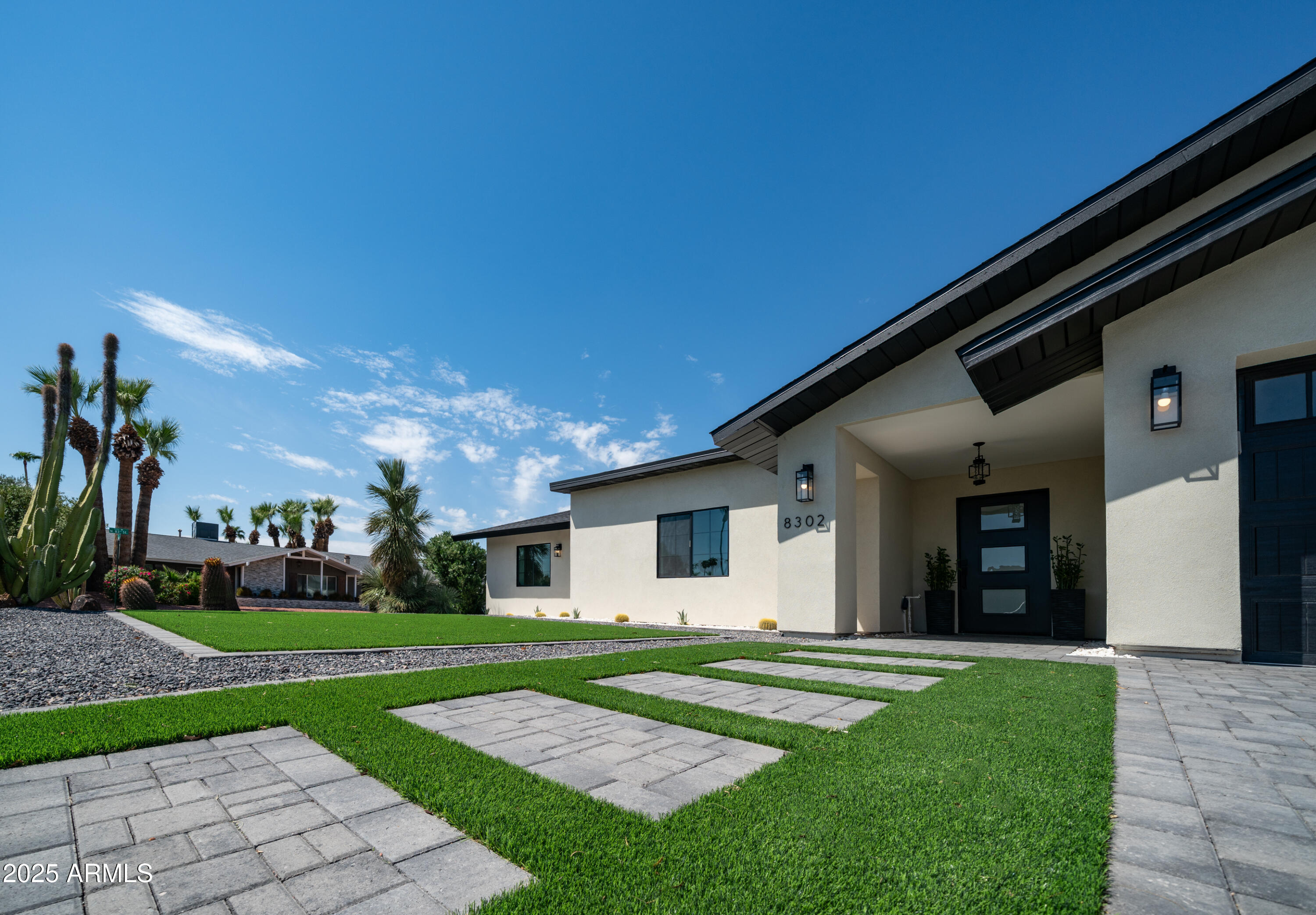 8302 E LINCOLN Drive