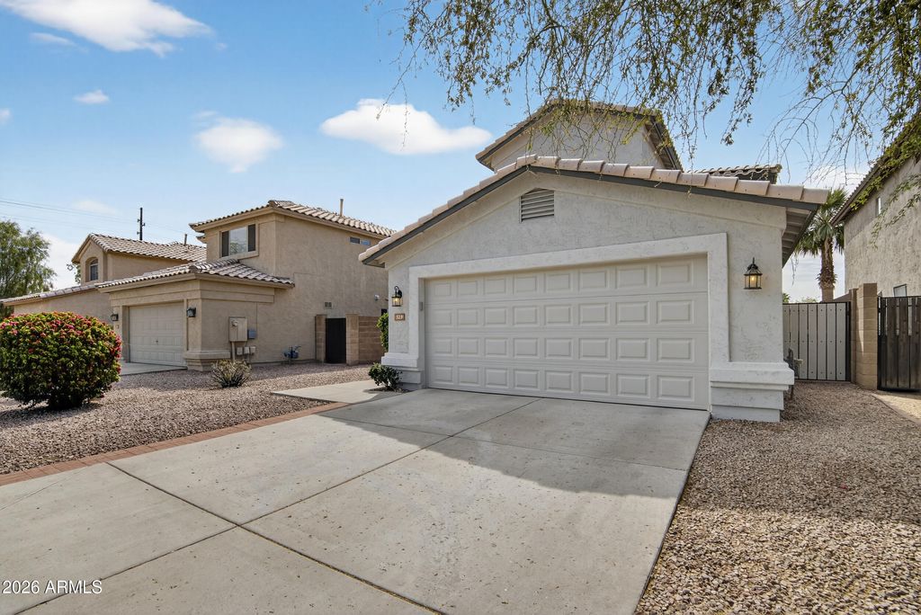 Photo of 329 W Calle Monte Vista, Tempe, AZ 85284 (MLS # 6995346)