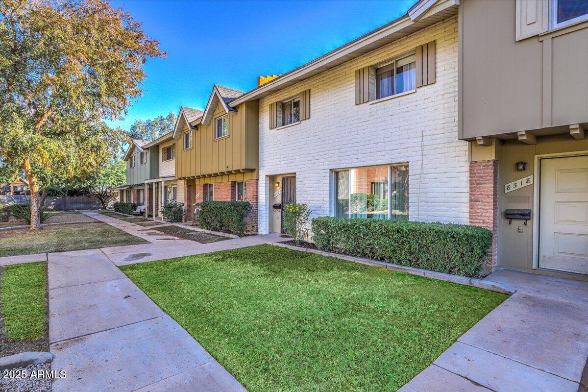 8520 E MONTEBELLO Avenue