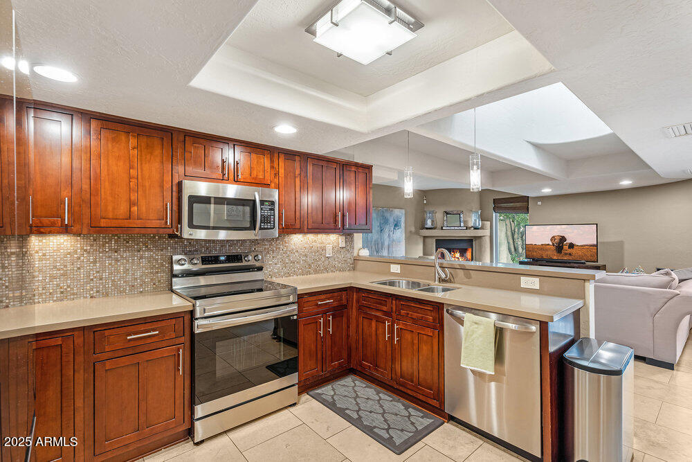 33 W MISSOURI Avenue 17